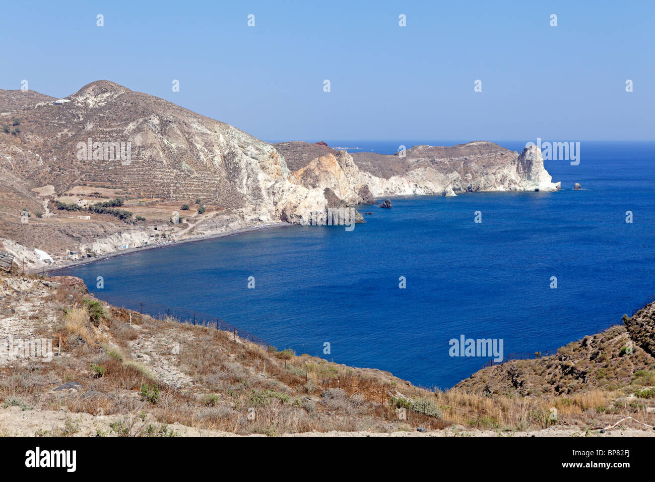 Plage de sable blanc, l'île de Santorin, Cyclades, Mer Égée, Grèce Banque D'Images