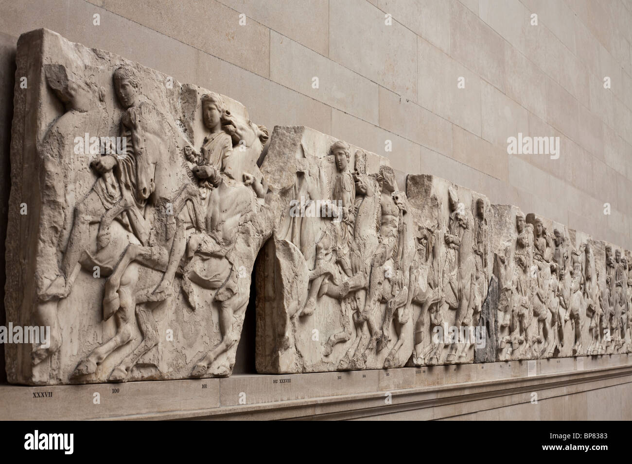 Une longue bande d'Athènes Parthénon Frise -- partie de la Elgin . Longs murs sont remplis de sculptures en marbre "scued» Banque D'Images