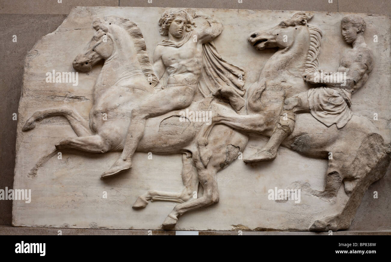 Détail de la frise du Parthénon d'Athènes -- Partie de du Parthénon. Deux chevaux dans le cadre de la scène de bataille Banque D'Images