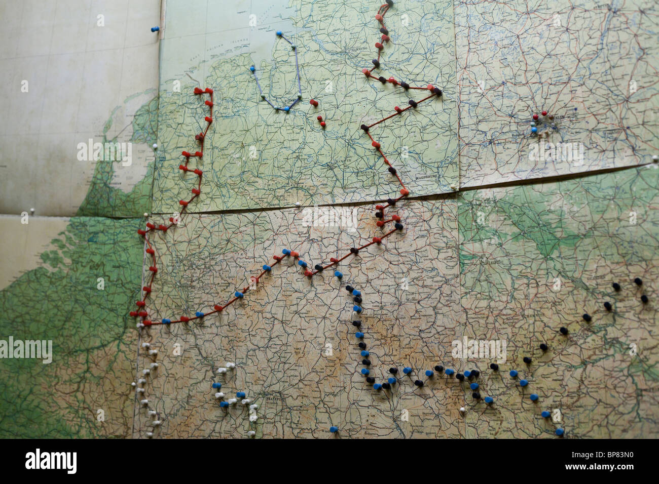La carte du nord de l'Europe montrant fronts de bataille. Une carte avec un code de couleur des punaises et string définit les positions des troupes Banque D'Images