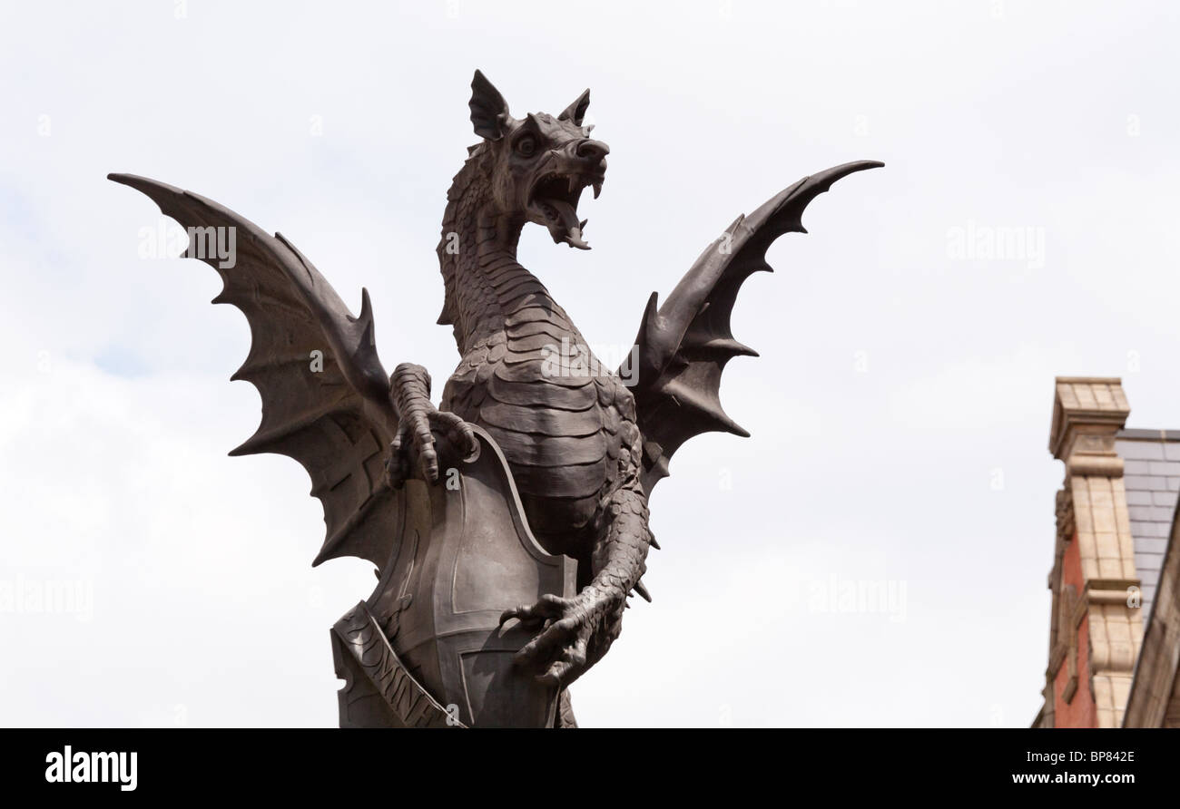 Détail d'un Dragon ou statue Gryphon marquant l'entrée de la ville de Londres Banque D'Images