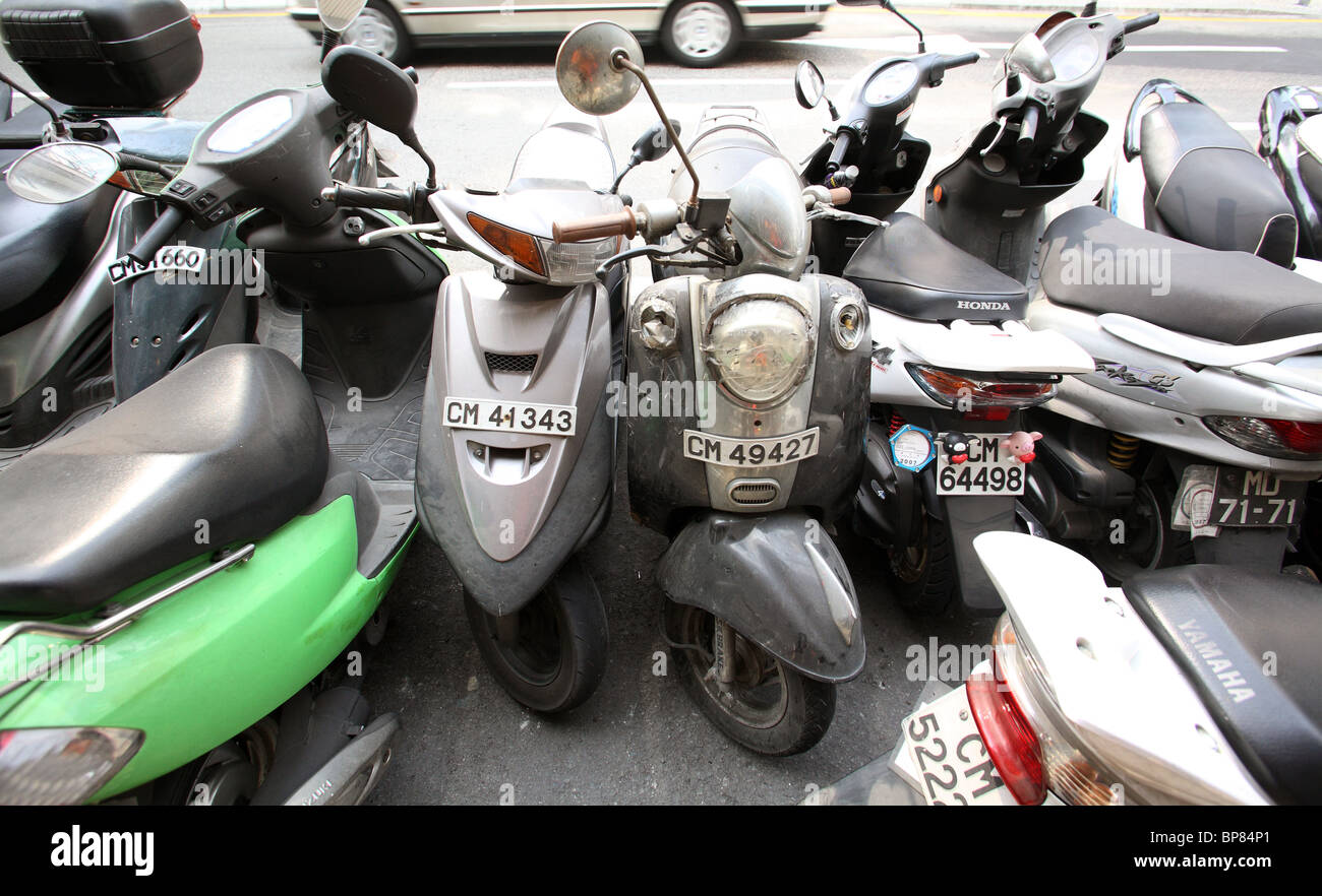 Les motos debout dans une rue, Macao, Chine Banque D'Images