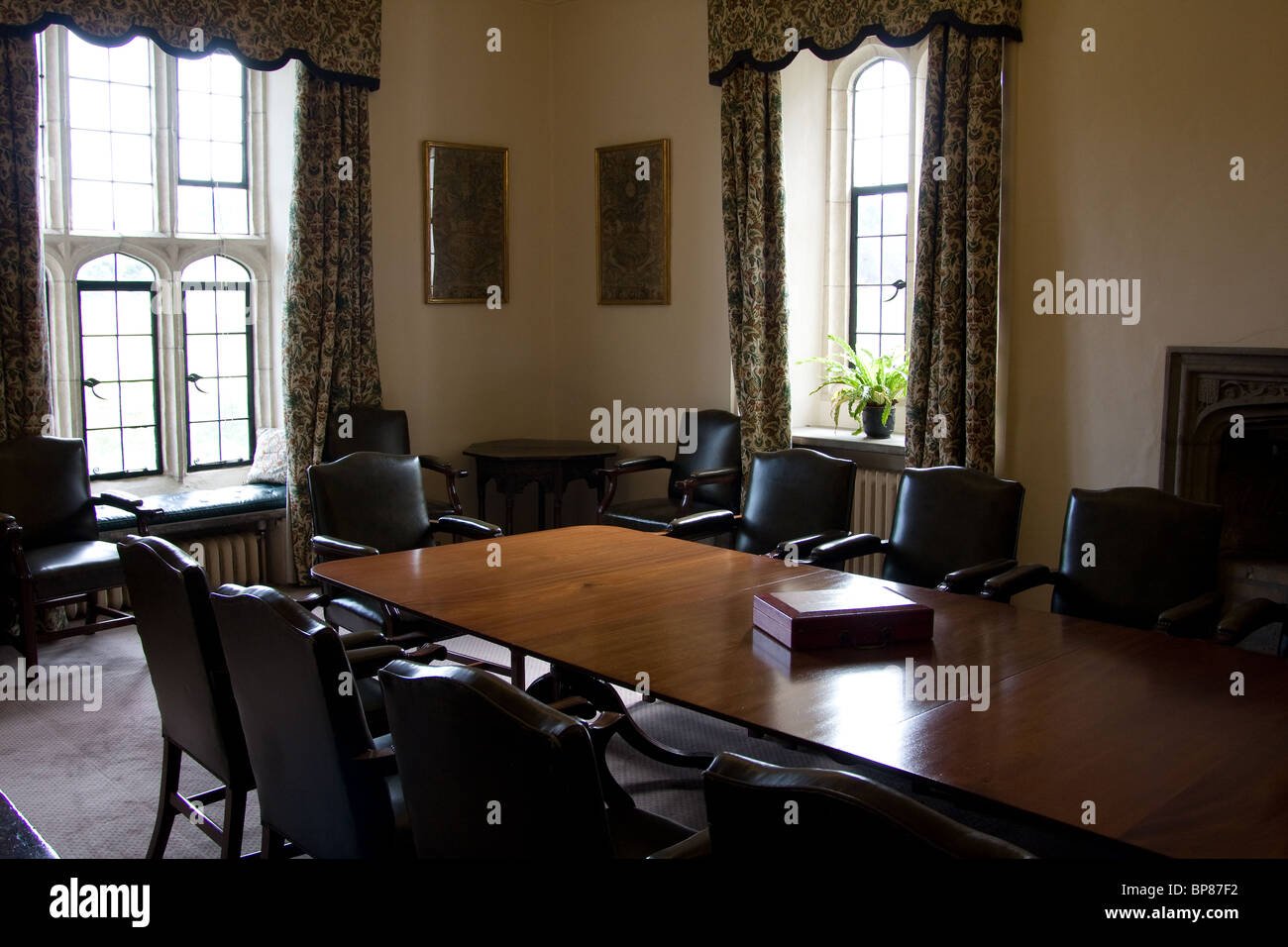 Country house table de conférence Chaises lumière windows Banque D'Images