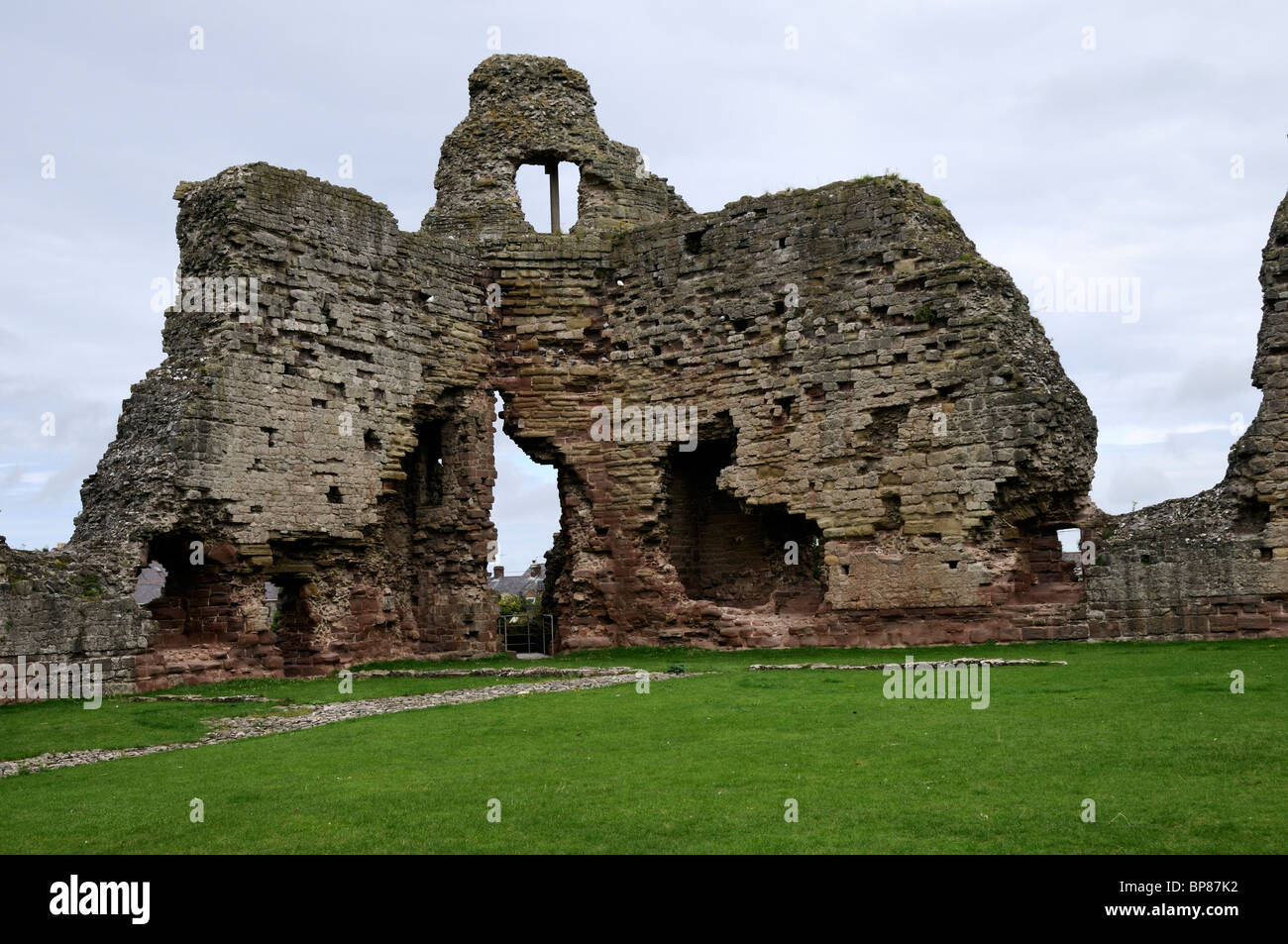 Ruines de la tour Nord, vu de l'intérieur ward de Château Rhuddlan, au nord du Pays de Galles Banque D'Images