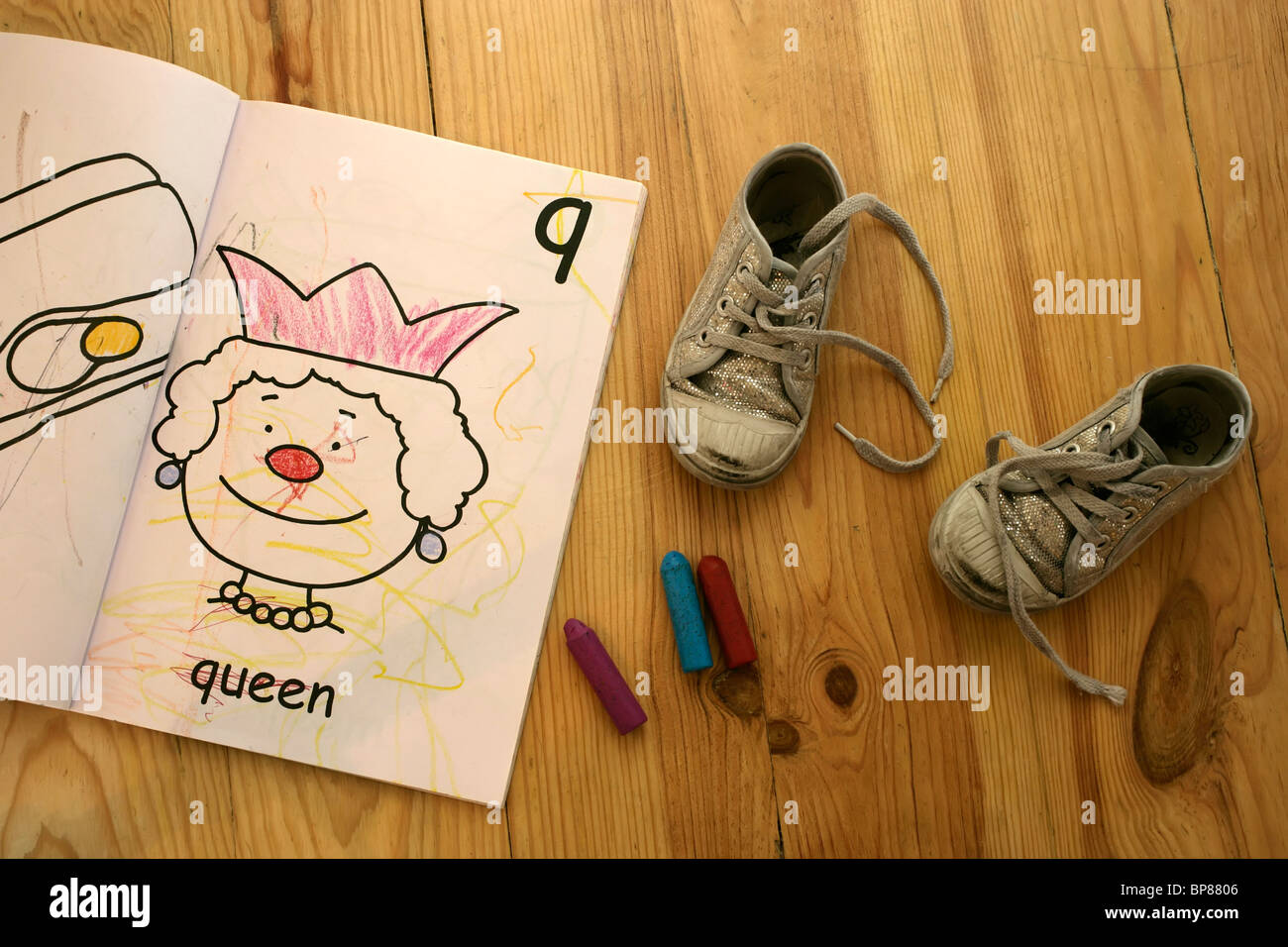 Livre de coloriage pour enfant, des crayons et des chaussures Banque D'Images