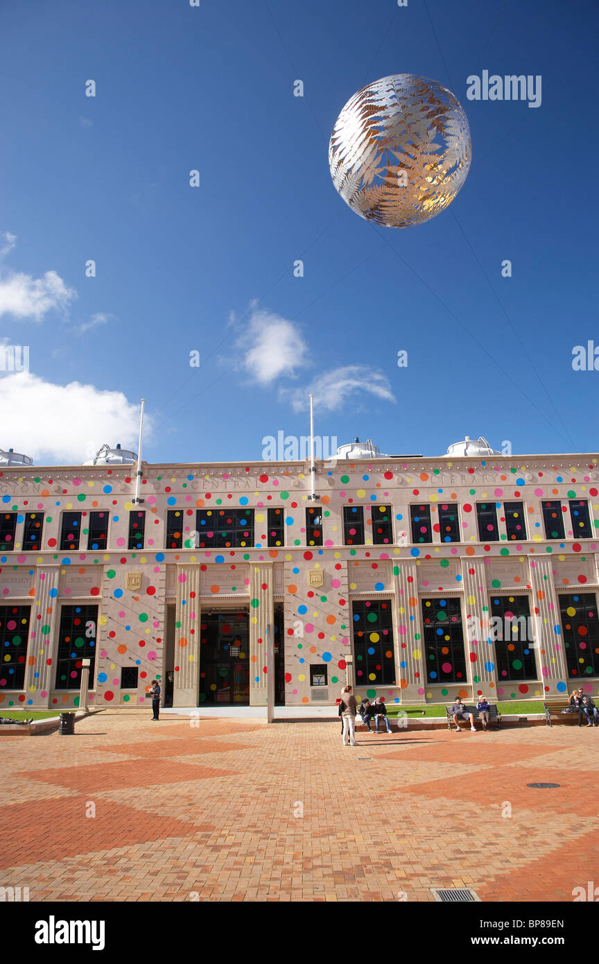 Polka Dots couvrant la galerie de la ville et de fougère Ball Sculpture, ivic Square, Wellington, Île du Nord, Nouvelle-Zélande Banque D'Images