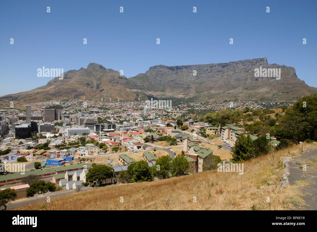 La montagne de la table avec Devil's Peak et centre-ville du Cap Afrique du Sud Banque D'Images