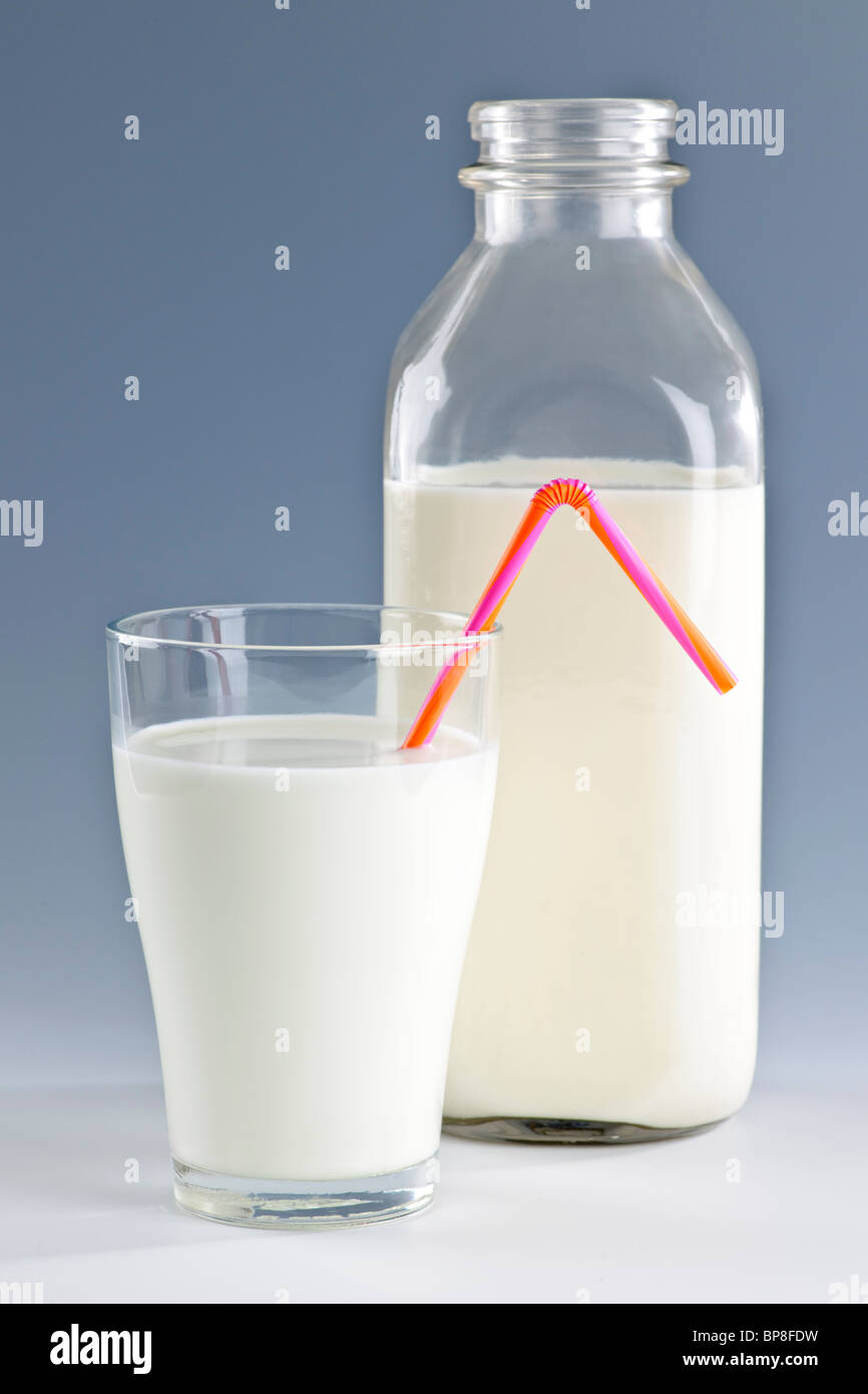 Verre et bouteille de lait nutritif avec de la paille Banque D'Images