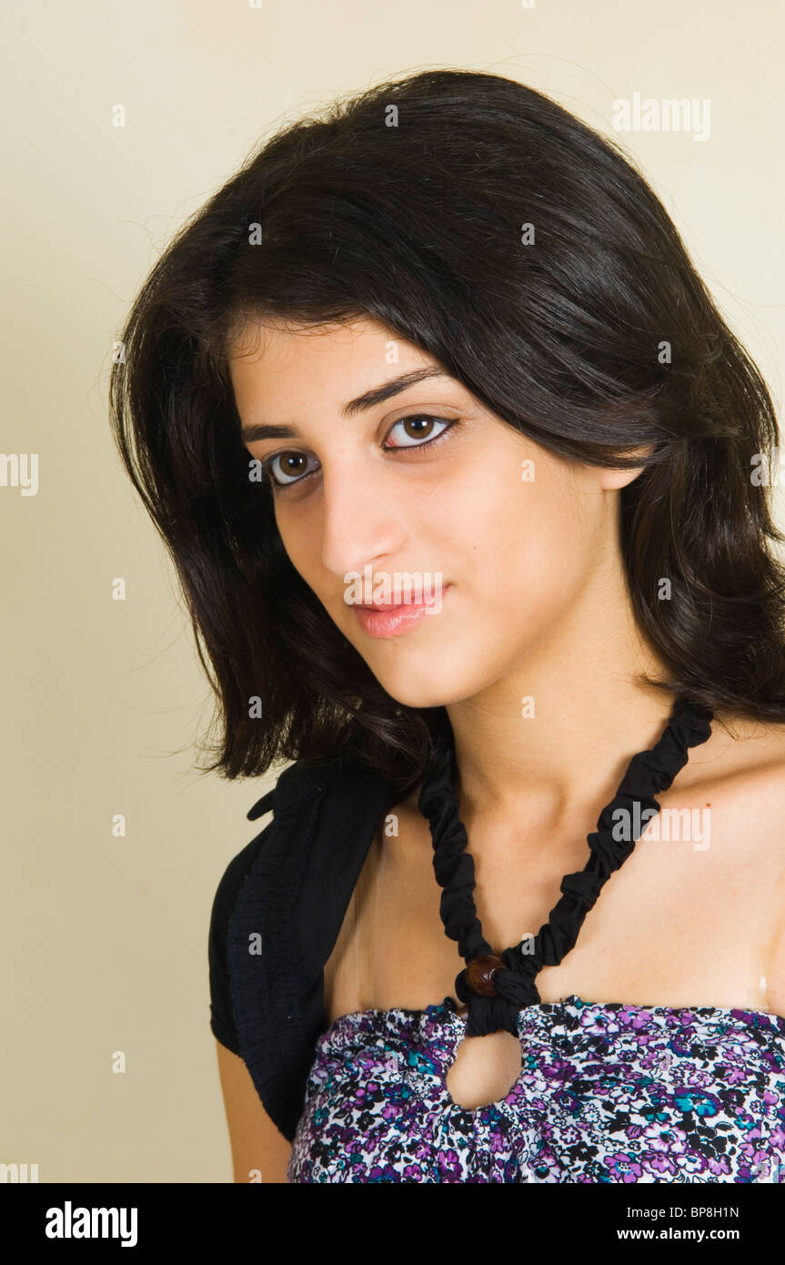 Belle jeune femme arabe Photo Stock - Alamy