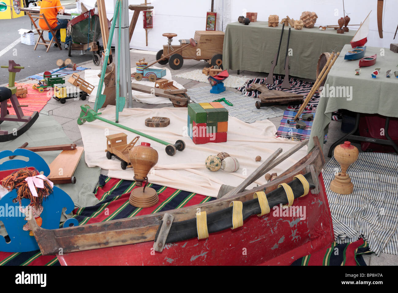 Une exposition de vieux jouets en bois à une foire artisanale à Adeje à Tenerife Espagne Europe Banque D'Images