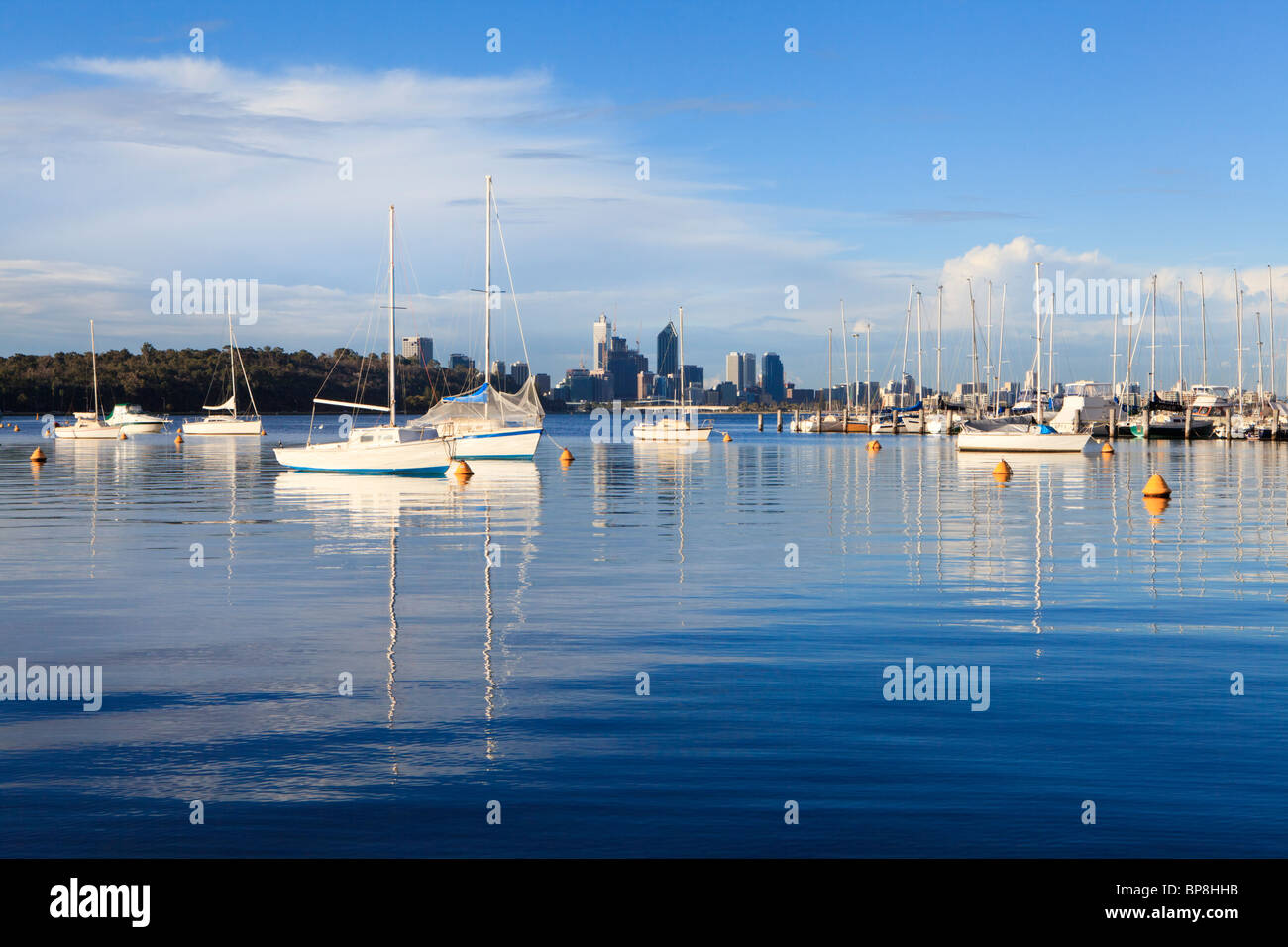 Yachts amarrés à Matilda Bay sur la rivière Swan, Perth's avec des gratte-ciel dans la distance. Banque D'Images