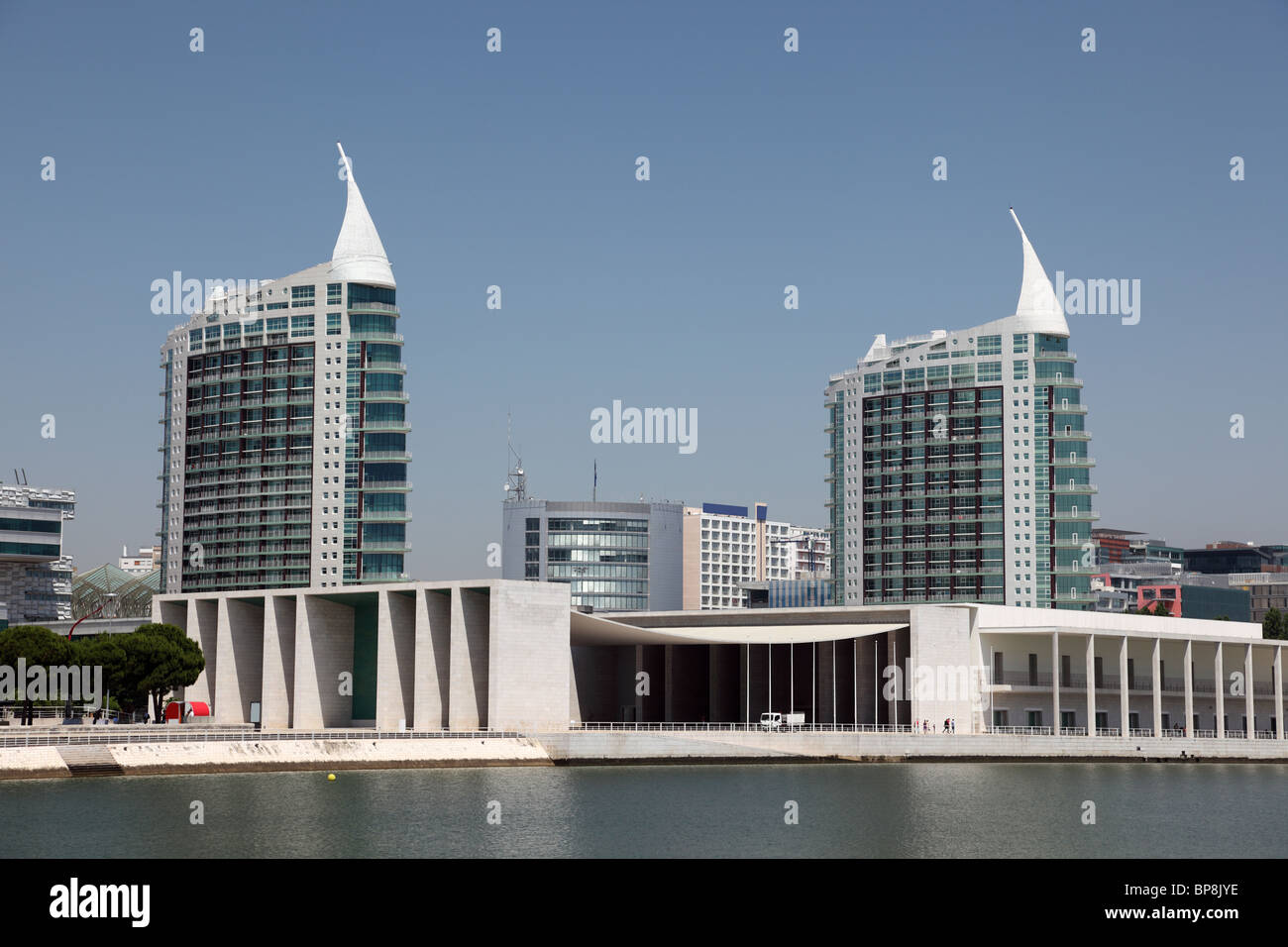 Quartier résidentiel surplombant le centre commercial Vasco da Gama à Lisbonne, Portugal Banque D'Images