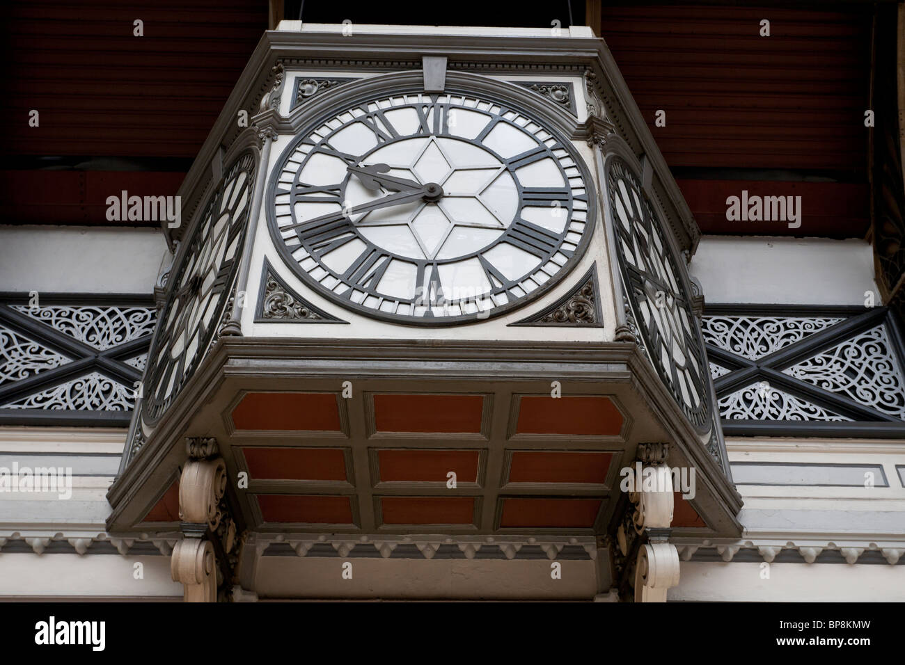La gare de Paddington Horloge. Victorien emblématique horloge dans la gare de Paddington. Banque D'Images