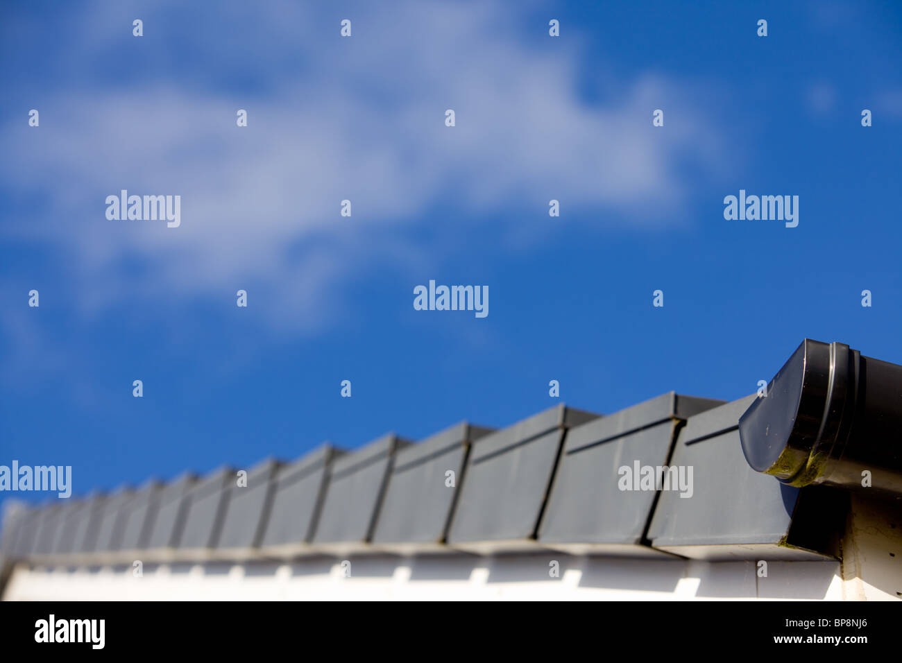 Tuiles de toiture en plastique contre un ciel bleu parfait Banque D'Images