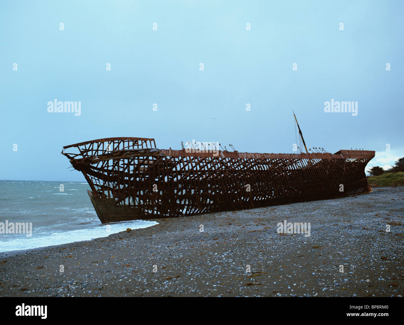 L'armature rouillée d'un navire naufragé sur une plage. Le Chili, l'Amérique du Sud Banque D'Images