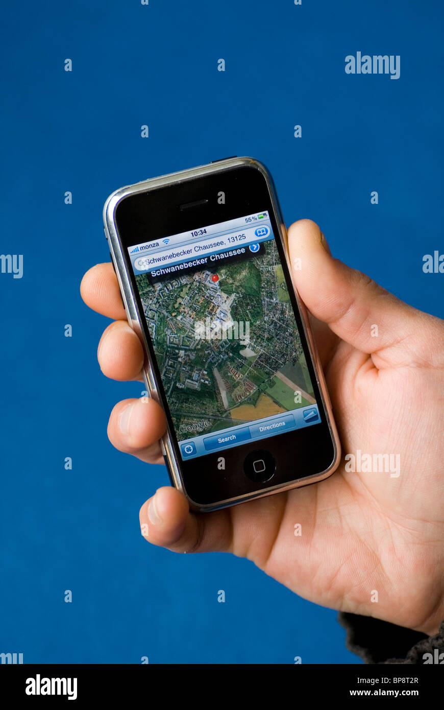 Man holding iPhone 3Gs avec les cartes de google earth Banque D'Images
