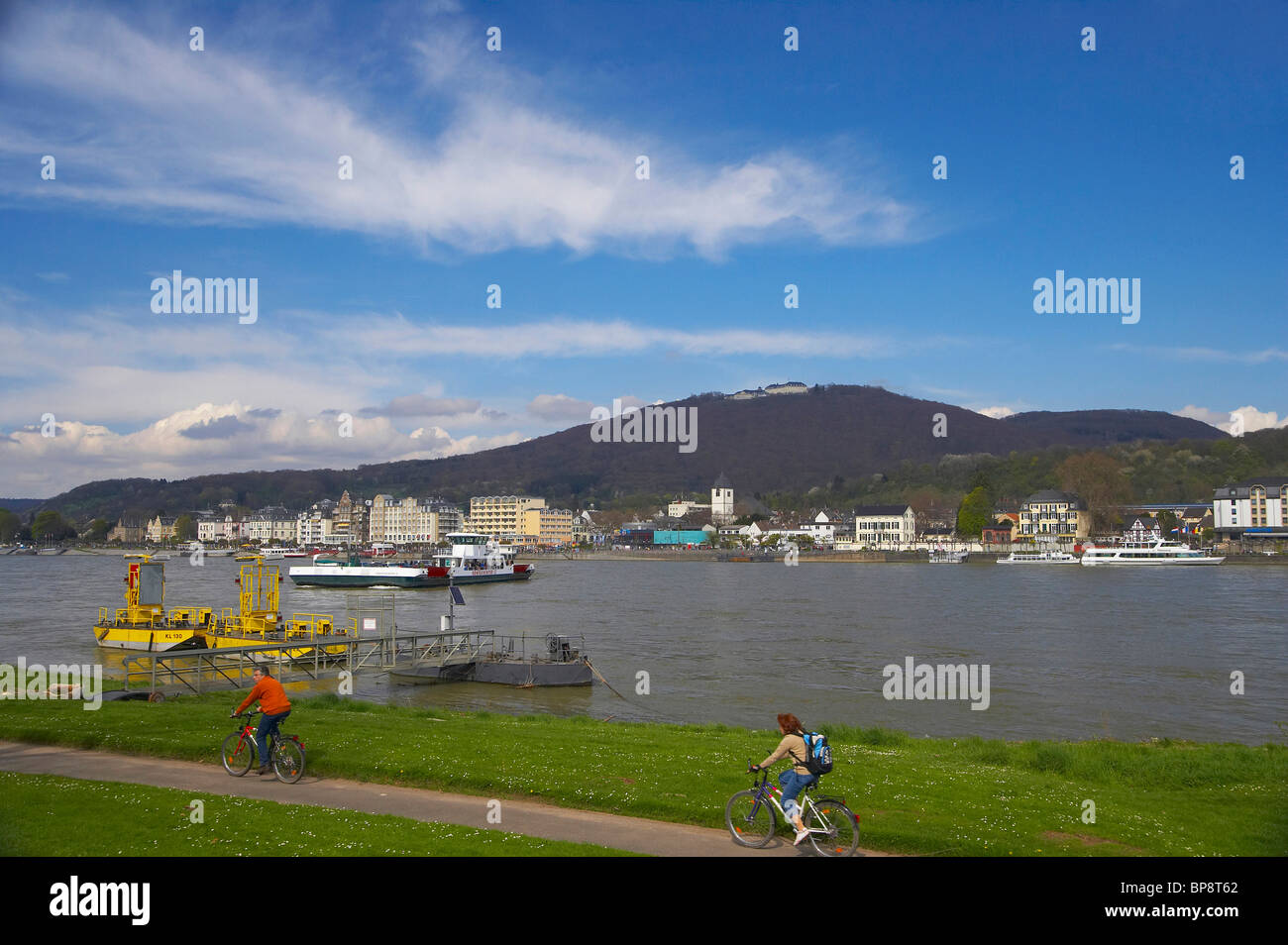 Photo extérieur, printemps, jour, vue sur le Rhin à Bonn avec, Petersberg, Rhin Siebengebirge, Rhénanie du Nord-Westphalie, G- Banque D'Images
