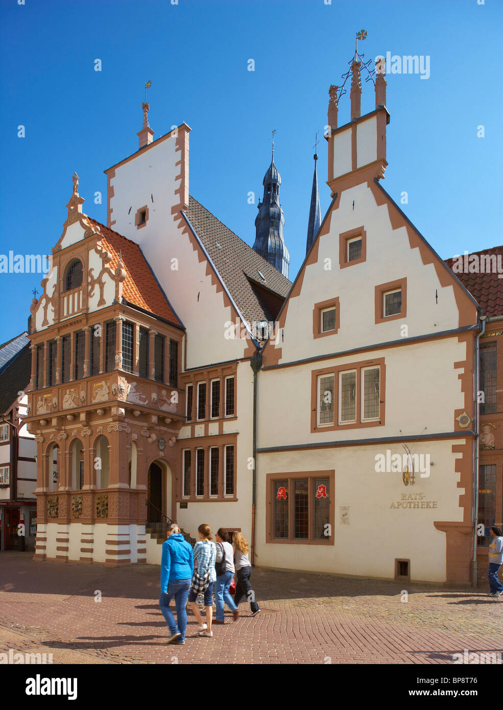 Corner Mittelstrasse, Markt (place du marché) avec la pharmacie et les clochers de St Nicolai church dans la ville de Lemgo, Strasse der Weser Banque D'Images