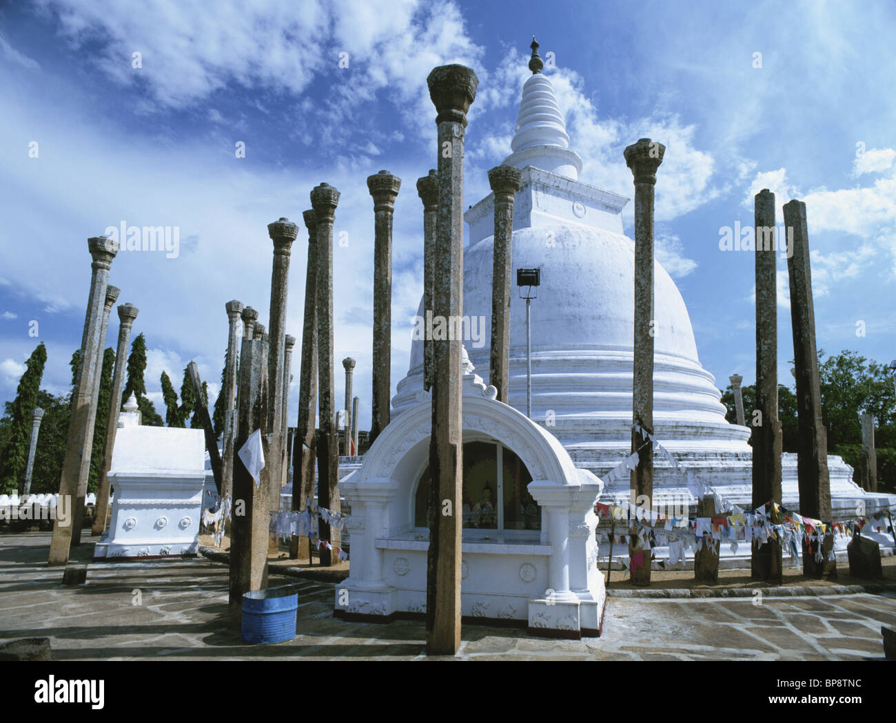Repeint et Temple historique vieux piliers. Anuradhapura, Sri Lanka Banque D'Images