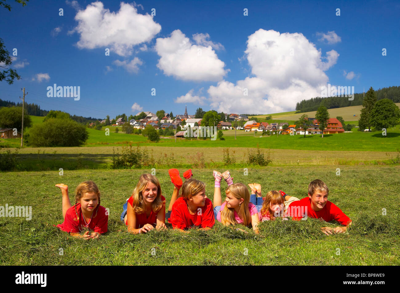 Enfants jouant sur un pré à Titisee-Neustadt, District Waldau, Forêt-Noire, Bade-Wurtemberg, Allemagne, Europe Banque D'Images