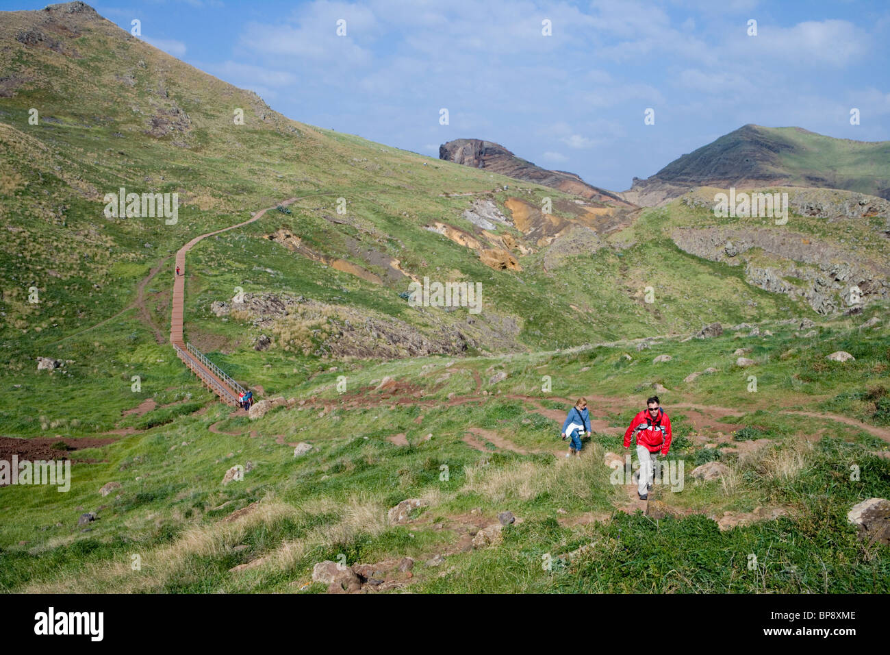 Randonneurs sur une randonnée de Ponta de Sao Laurenco, près de Canical, Madeira, Portugal Banque D'Images