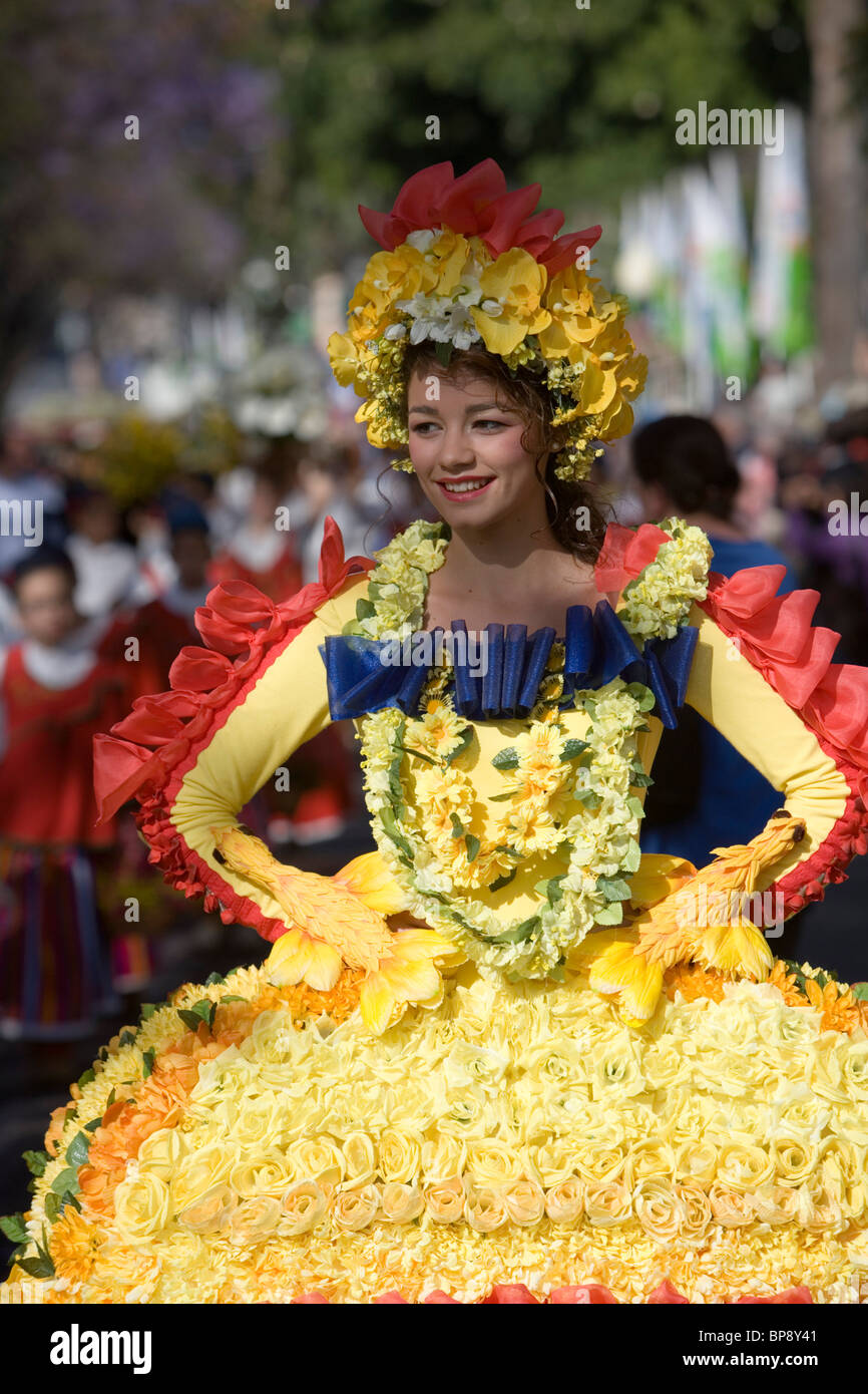 Femme en costume de fleurs à la Fête des Fleurs Parade, Funchal, Madeira, Portugal Banque D'Images