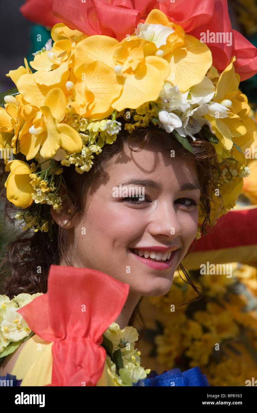 Femme en costume de fleurs à la Fête des Fleurs Parade, Funchal, Madeira, Portugal Banque D'Images