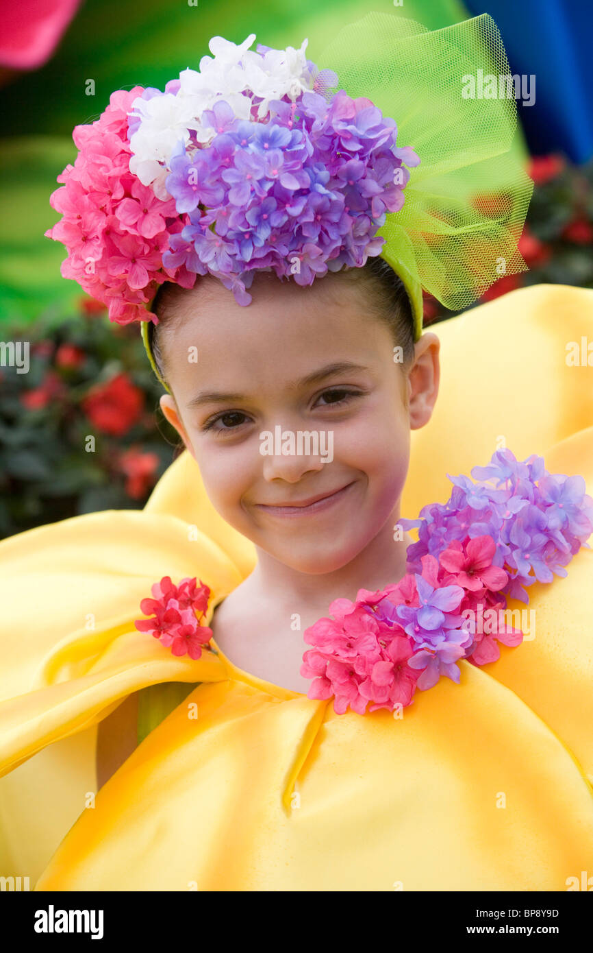 Petite fille avec une fleur pendant la parade de costumes au Festival des fleurs de Madère, Funchal, Madeira, Portugal Banque D'Images