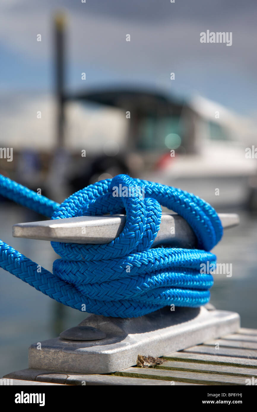 Blue corde autour d'un taquet de pontons de plaisance au Royaume-Uni Banque D'Images
