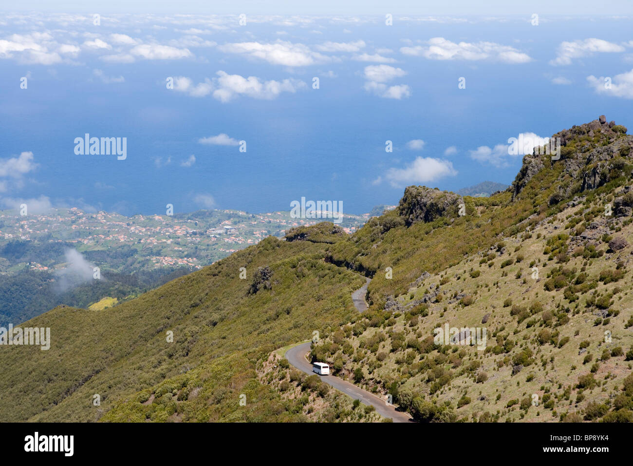 Sur la route de bus à Pico Ruivo avec vue de Santana, Achada do Teixeira, Madeira, Portugal Banque D'Images