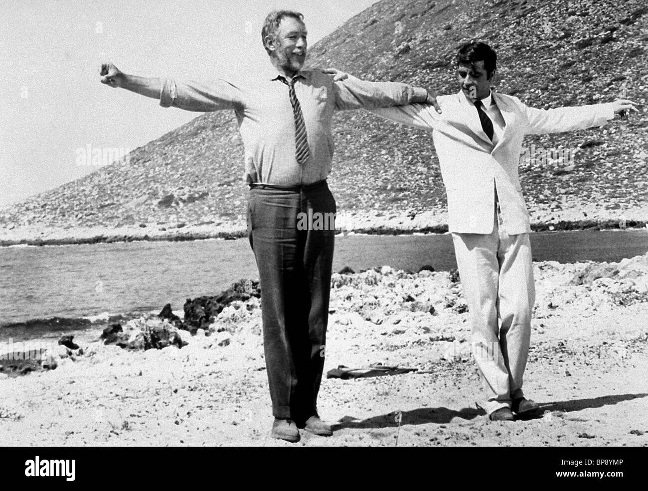 Film Zorba Le Grec Anthony Quinn ANTHONY QUINN, Alan Bates, Zorba le Grec, 1964 Banque D'Images, Photo