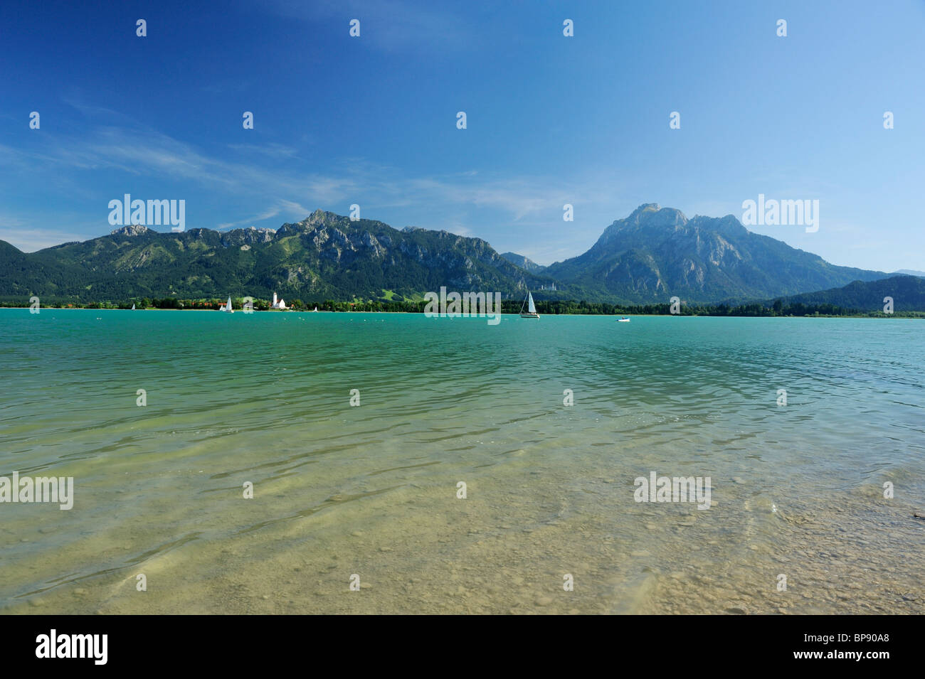 Le lac Forggensee avec des voiliers, des Alpes, de l'Allgaeu, Bavaria, Germany Banque D'Images