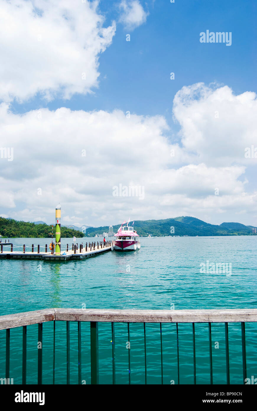 L'ancre des bateaux sur le lac, soleil-lune, Taiwan, en Asie. Banque D'Images