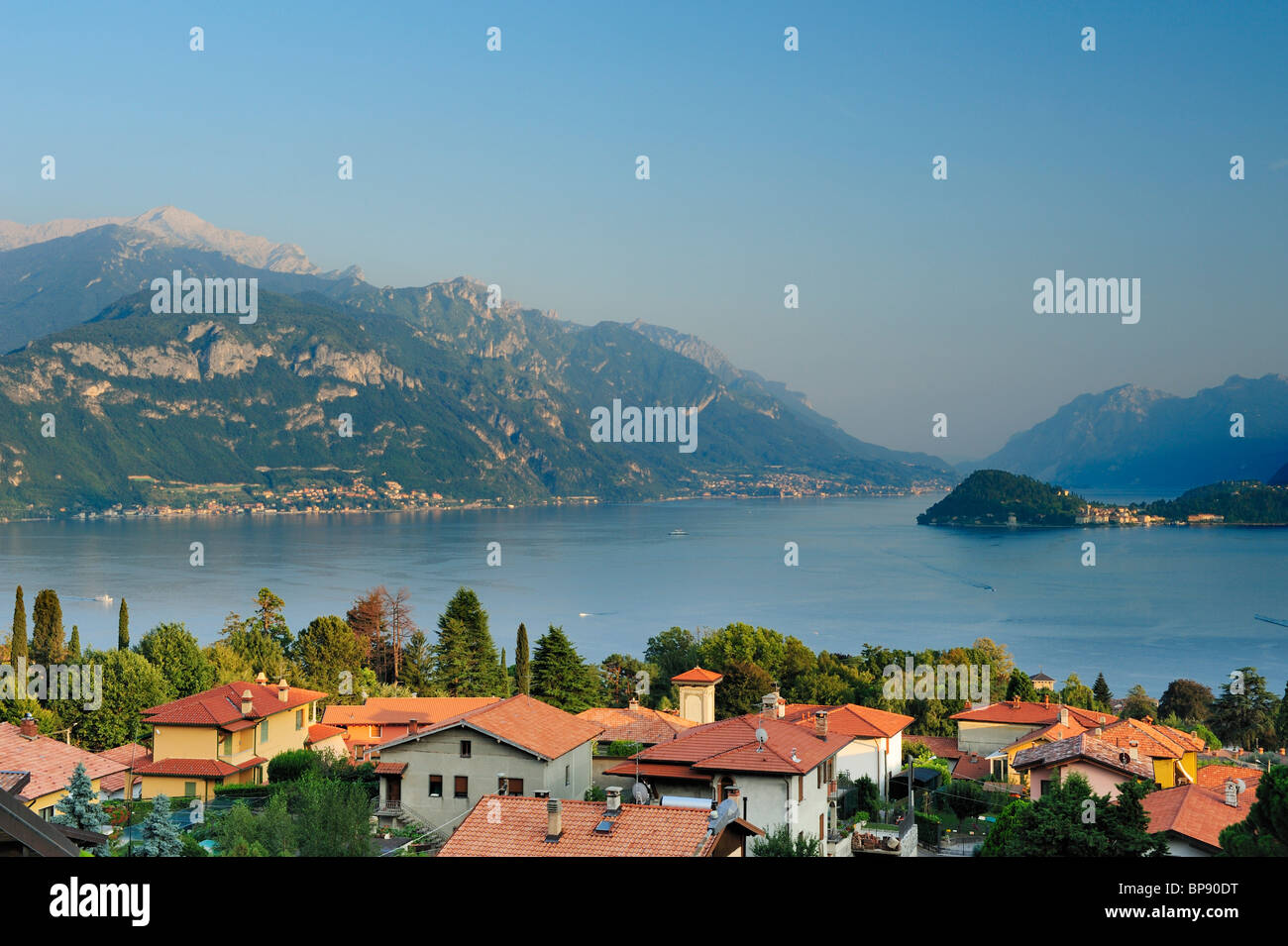 Au Lac de Côme Menaggio, Bergame Alpes en arrière-plan, Menaggio, Lombardie, Italie Banque D'Images