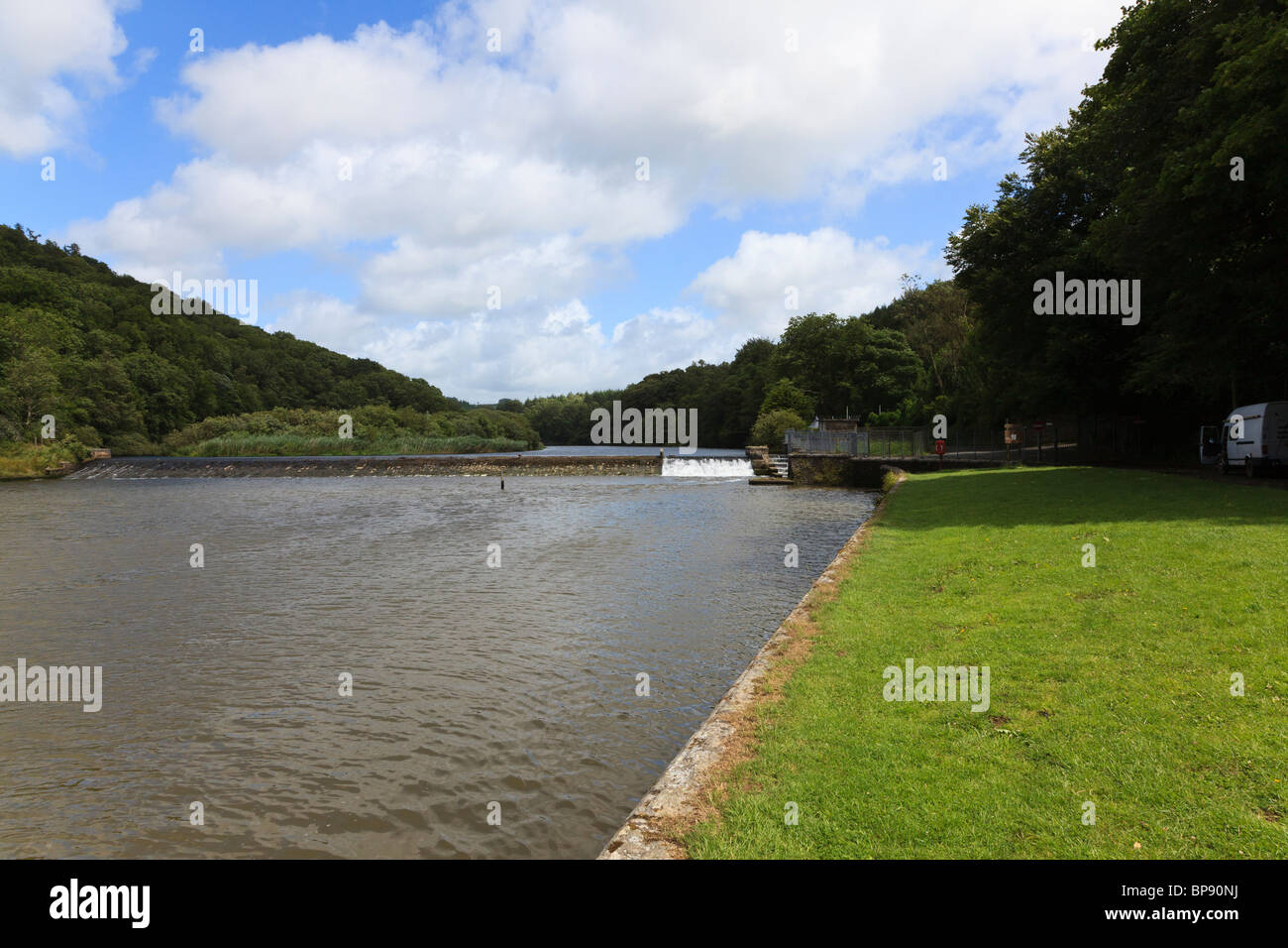 Voir l'Lopwell de barrage sur la rivière Tavy près de Tamerton Foliot, Devon, UK Banque D'Images