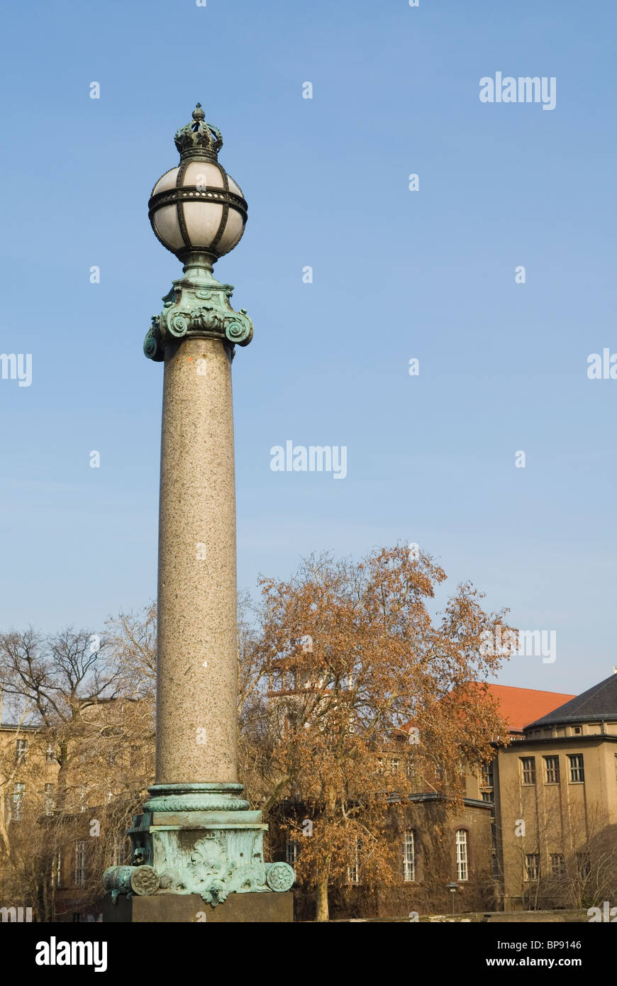 Pilier décoratif pont sur l'île des musées à Berlin Allemagne Banque D'Images