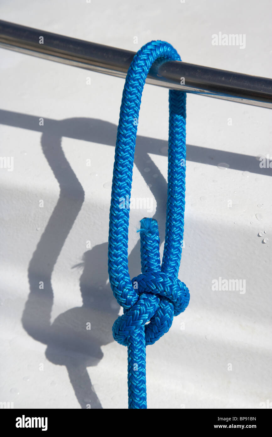 Corde bleu dans un nœud à un bateau en acier rail au Royaume-Uni Banque D'Images