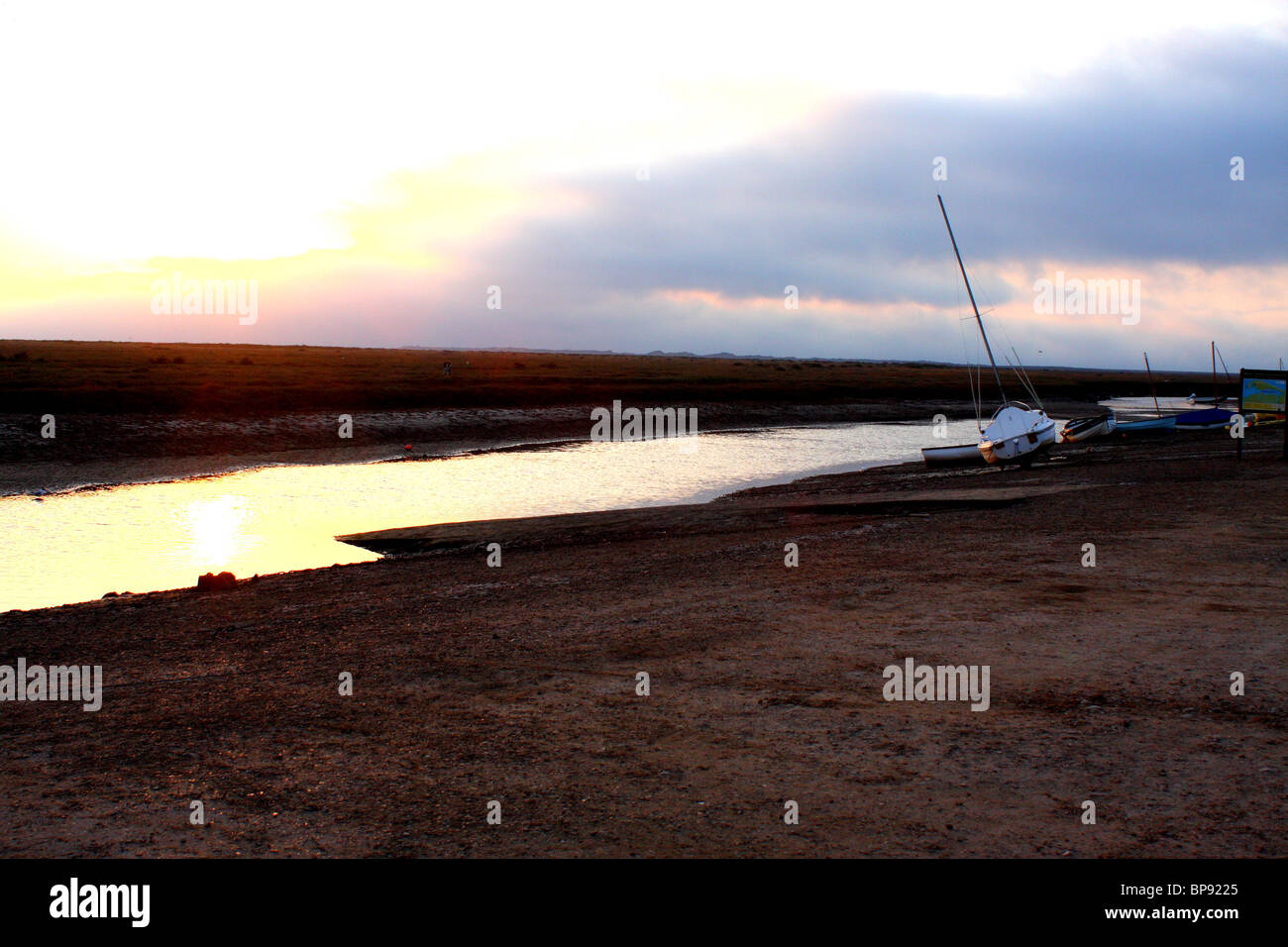Blakeney Quay sur la côte nord du comté de Norfolk au coucher du soleil. Banque D'Images