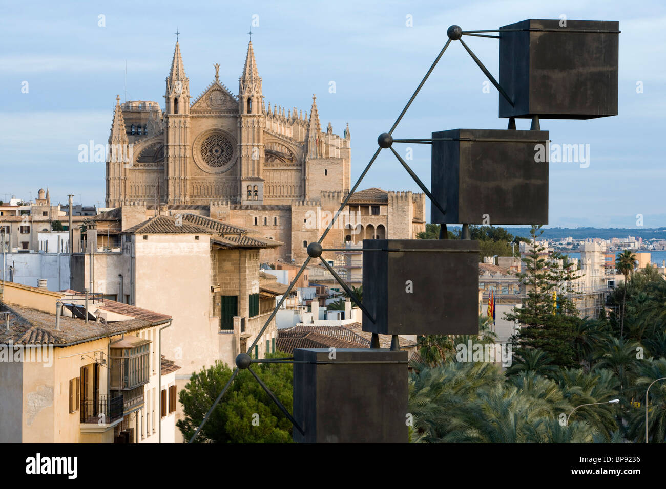 Bou Sculpture par Santiago Calatrava (2007) à l'Es Baluard Musée d'Art Moderne et Contemporain avec La Seu La cathédrale de Palma, Palm Banque D'Images