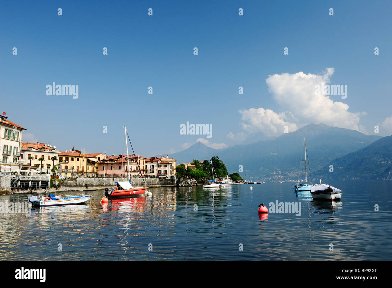 Vue sur le lac de Côme Menaggio avec Bergame Alpes en arrière-plan, Menaggio, Lombardie, Italie Banque D'Images