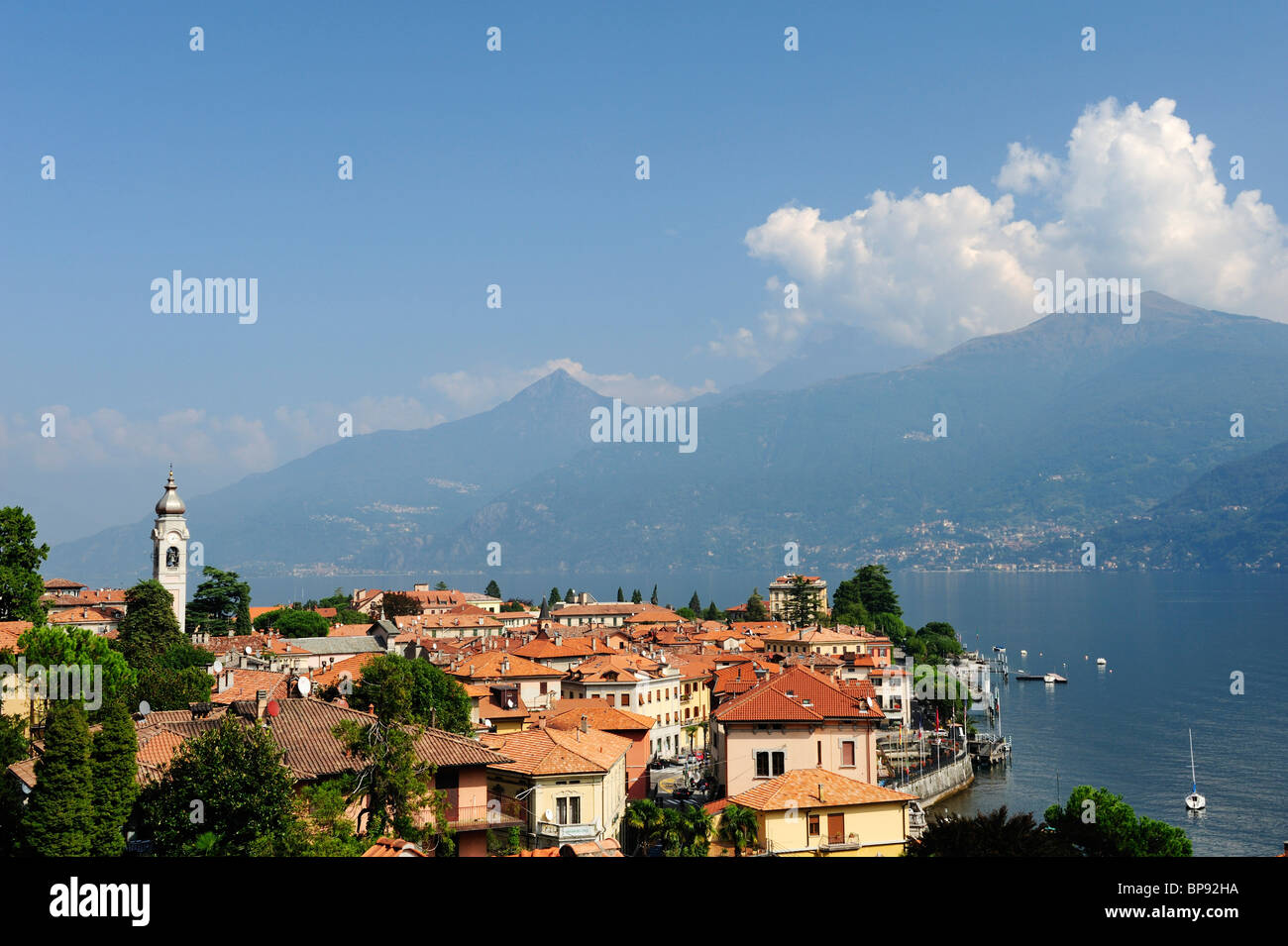 Au Lac de Côme Menaggio, Bergame Alpes en arrière-plan, Lombardie, Italie Banque D'Images