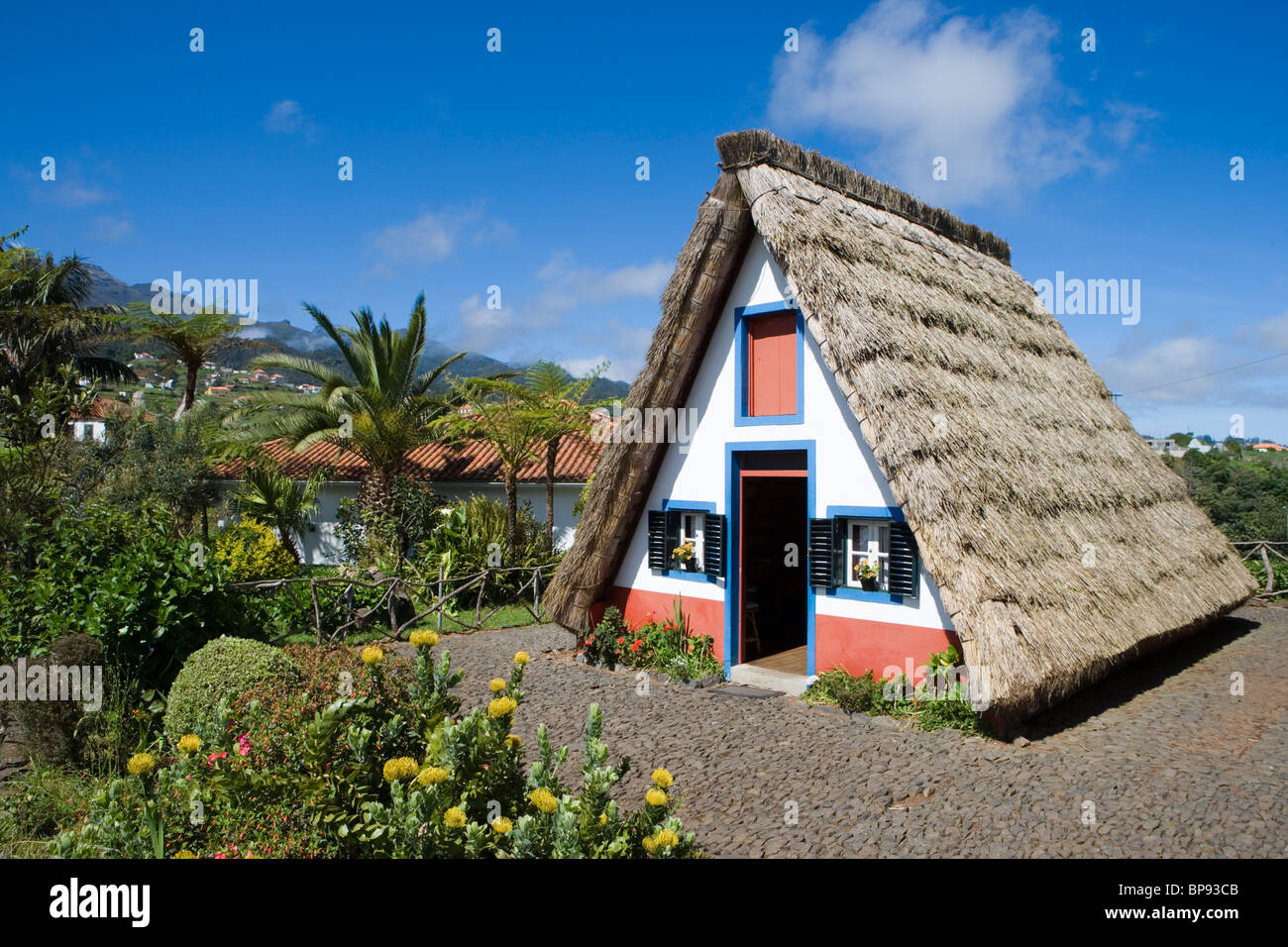 Une traditionnelle maison de Palheiro à pans, Santana, Madeira, Portugal Banque D'Images