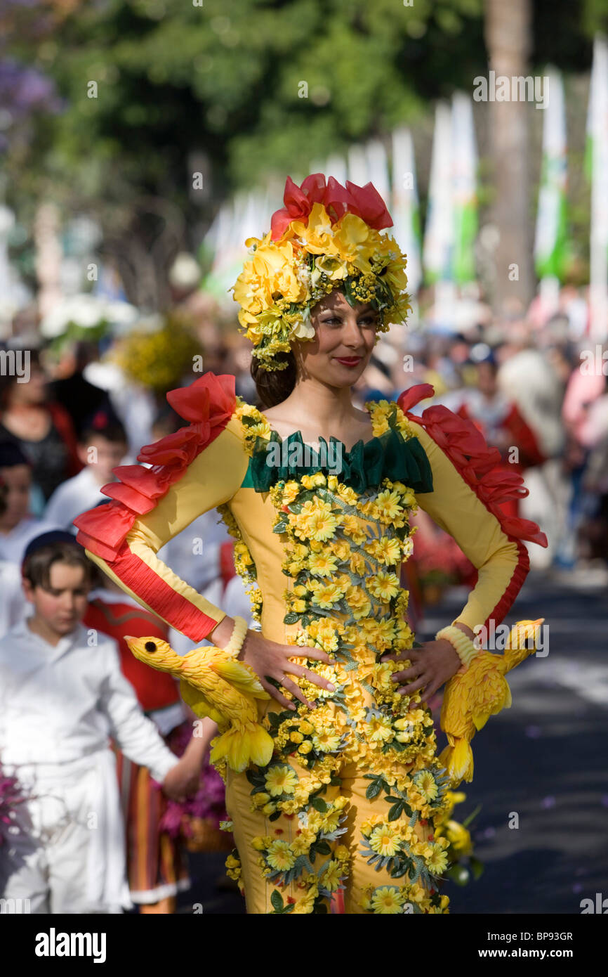 Femme dans un costume de fleurs à la Fête des Fleurs Parade, Funchal, Madeira, Portugal Banque D'Images