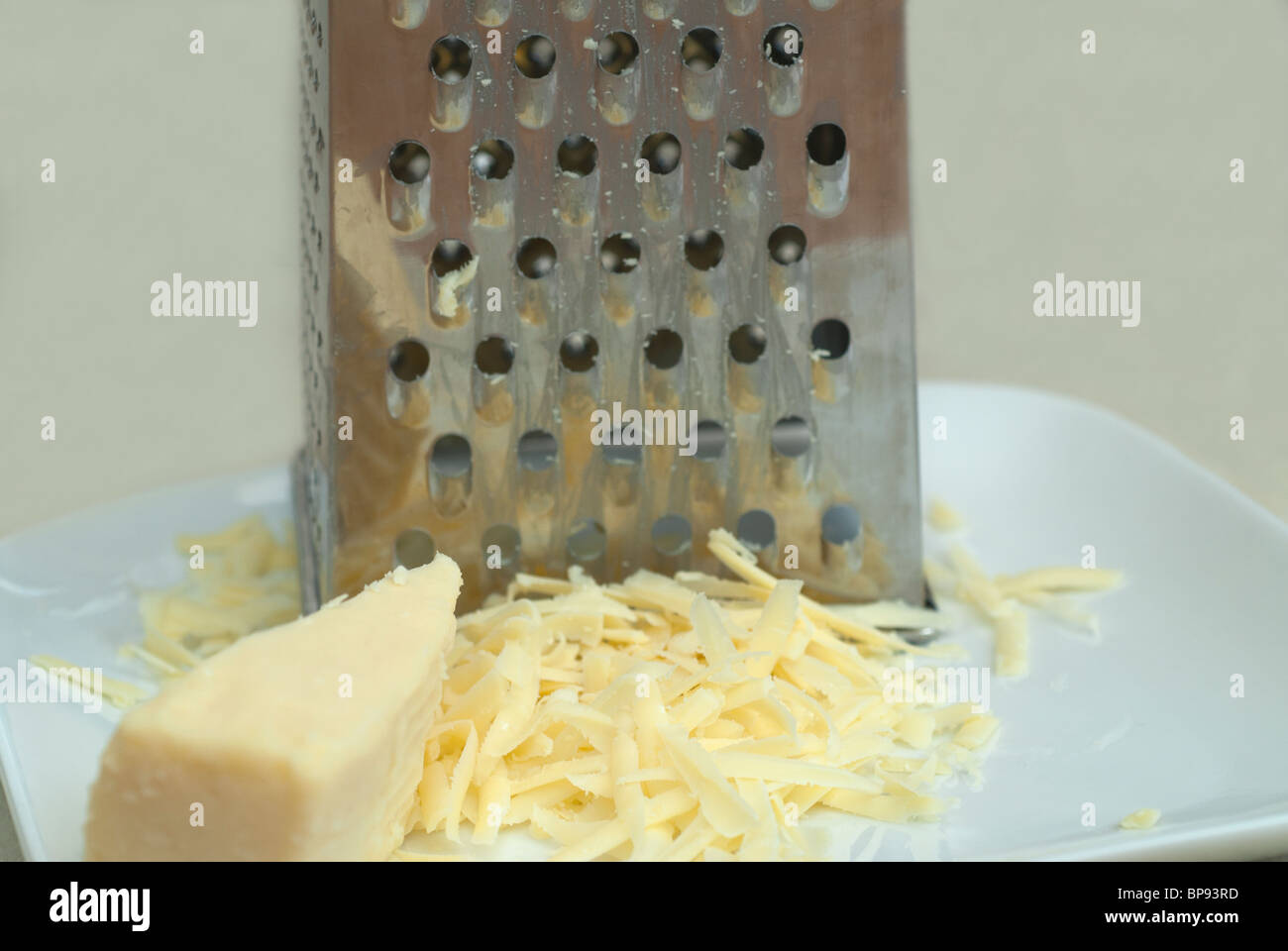 Fromage râpé et râpe à fromage Banque D'Images