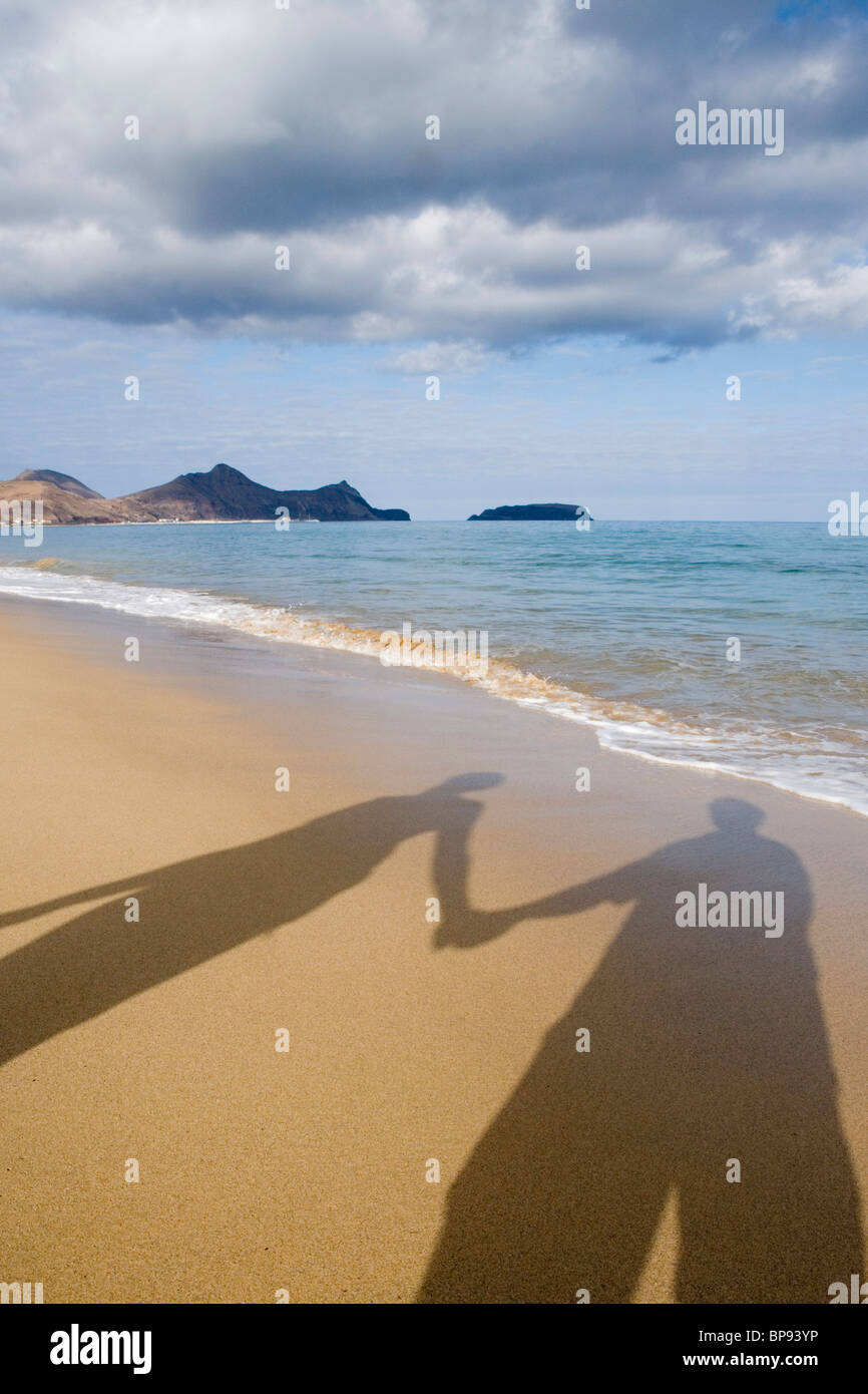 I Wanna Hold Your Hand, Ombre de couple sur la plage, Porto Santo, près de Madère, Portugal Banque D'Images