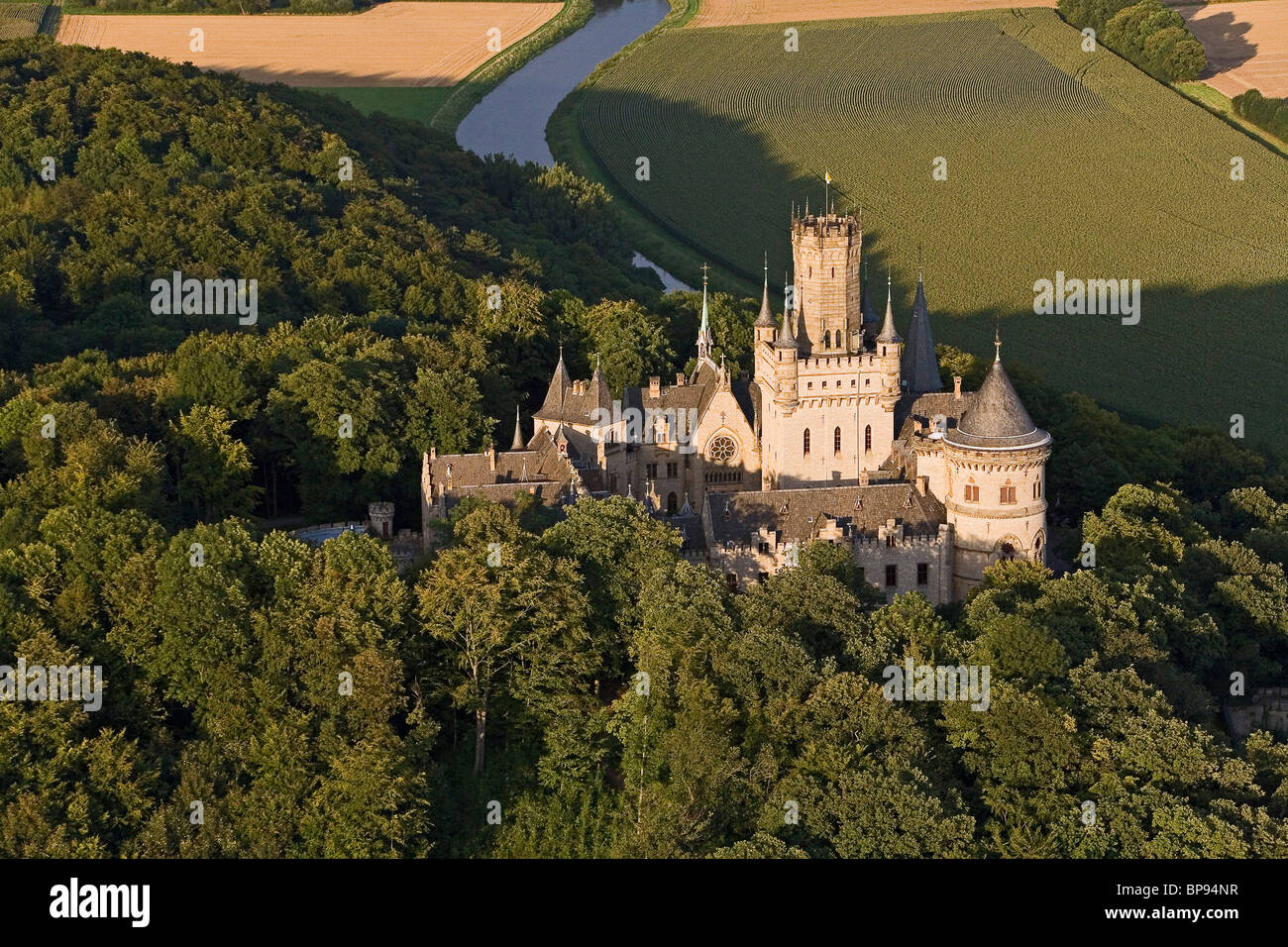 Château de Marienburg, photo aérienne, forêt, région de Hanovre, Basse-Saxe, Allemagne Banque D'Images