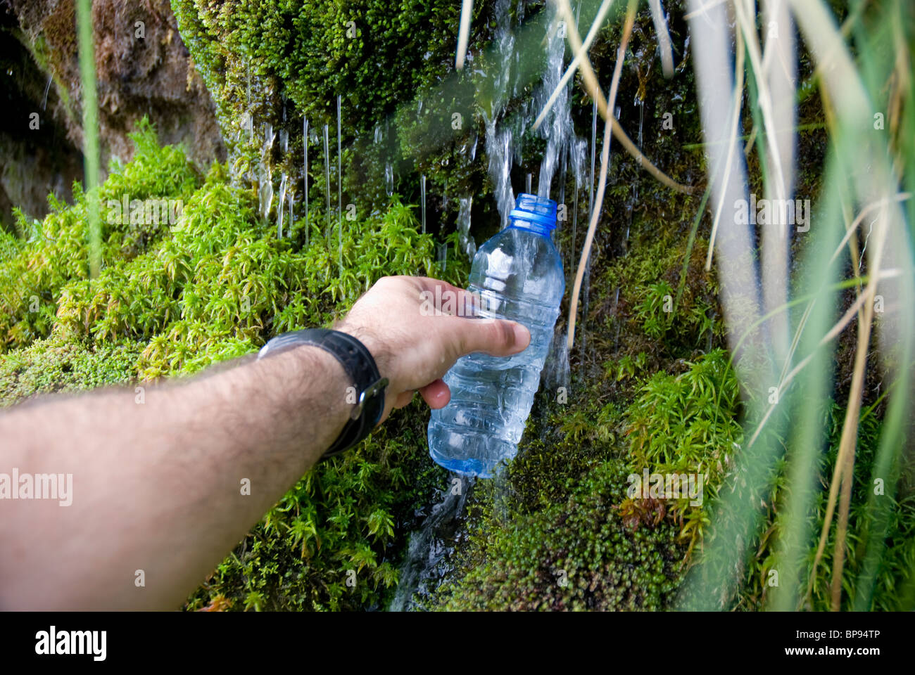 La collecte de l'eau de la fameuse "trombe d' eau naturelle ci-dessous Cambridge Crag, Traverse du grimpeur, Bowfell, Lake District Banque D'Images