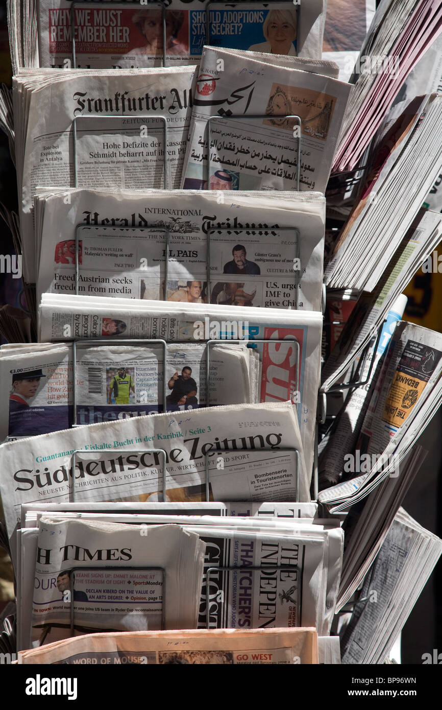 Un stand avec des journaux internationaux Banque D'Images