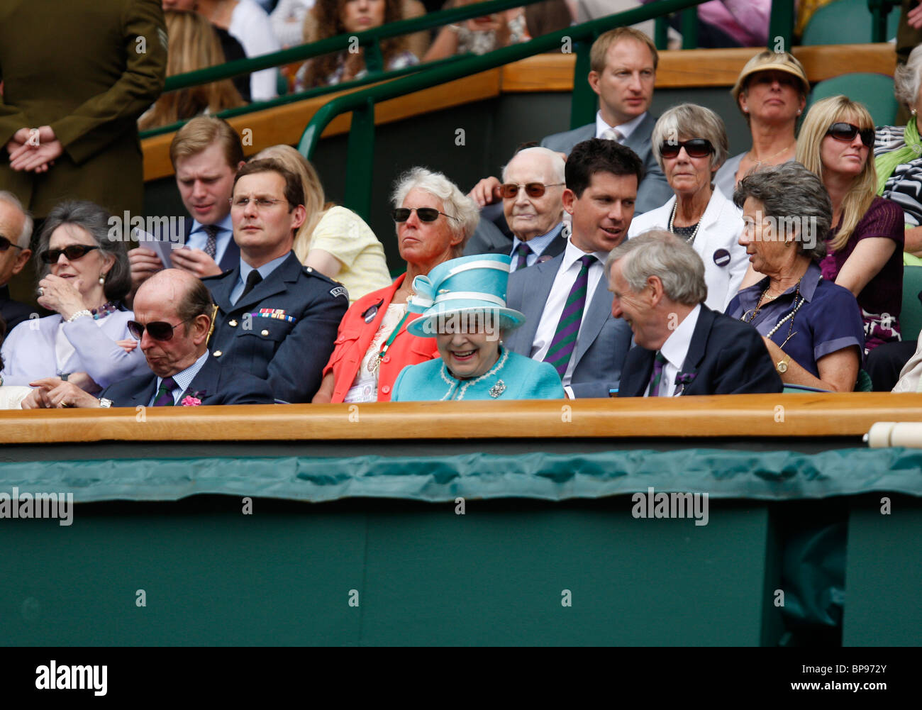 De gauche à droite, duc de Kent, la reine Elizabeth et le président du club Tim Phillips, dans la loge royale à Wimbledon Banque D'Images