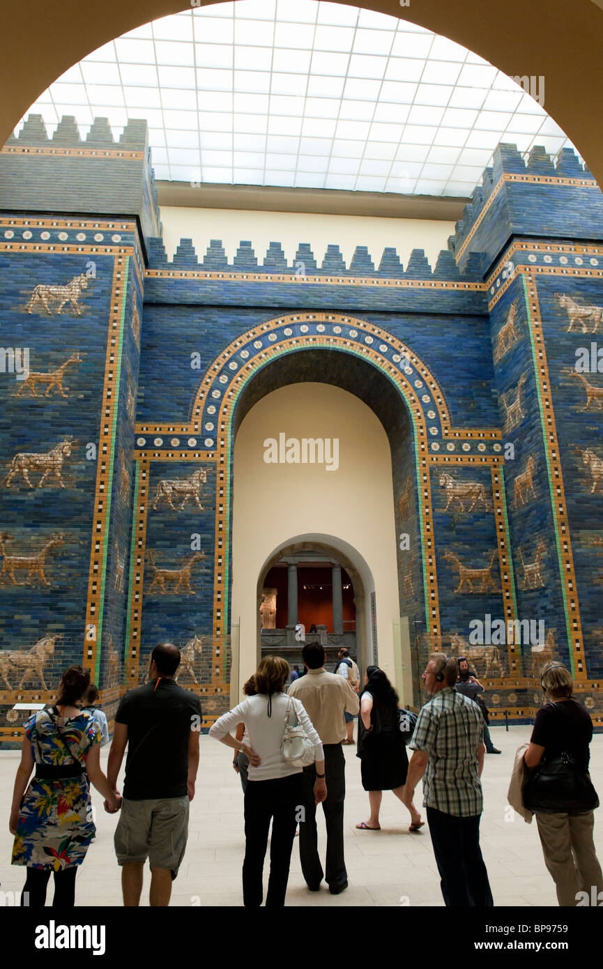 Les visiteurs à la porte d'Ishtar à Babylone au Musée Pergamon de Berlin Allemagne Banque D'Images